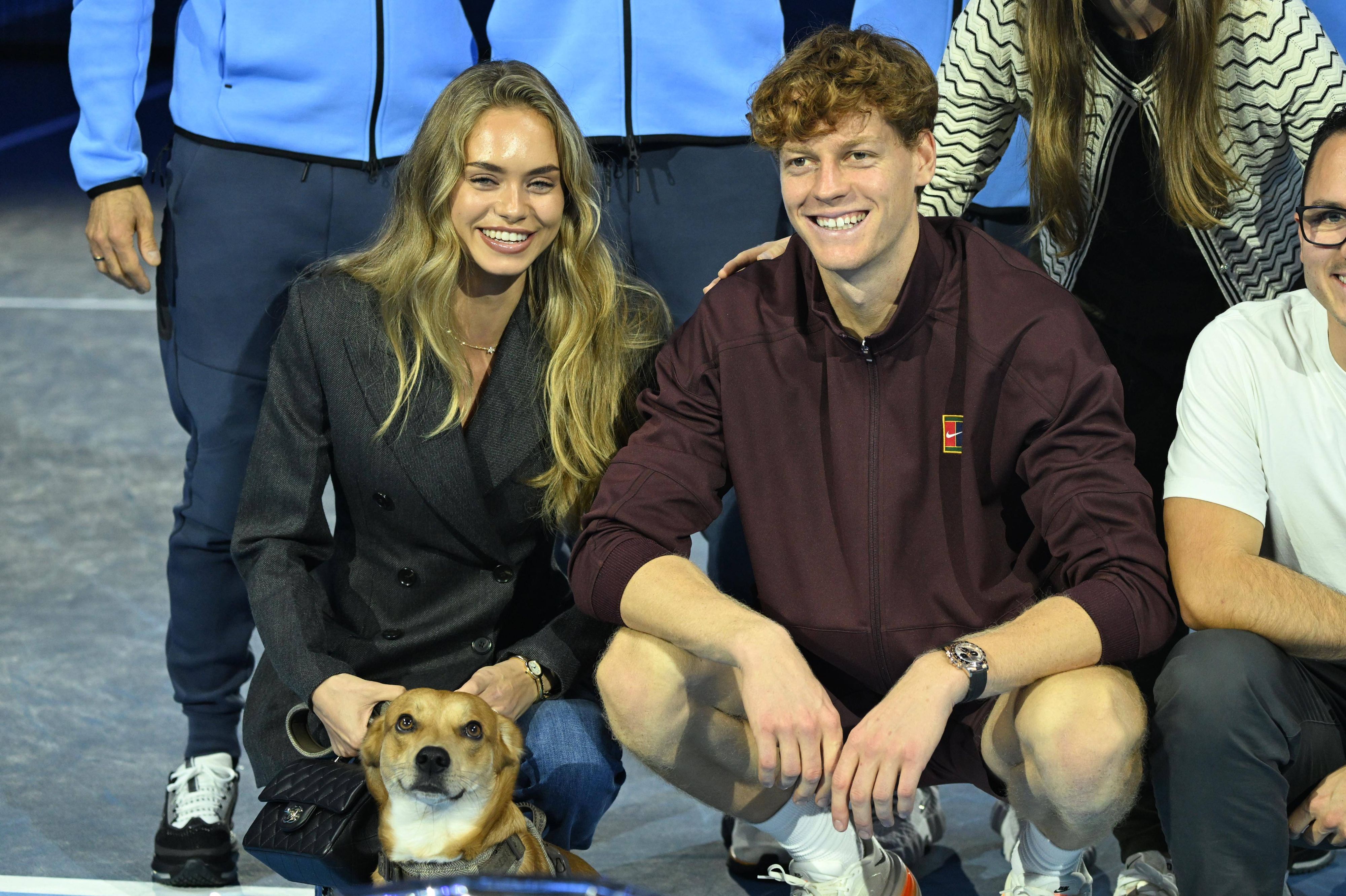 Sinner posiert mit Freundin Hasanovic und Familienhund nach dem Finaltriumph in Turin.