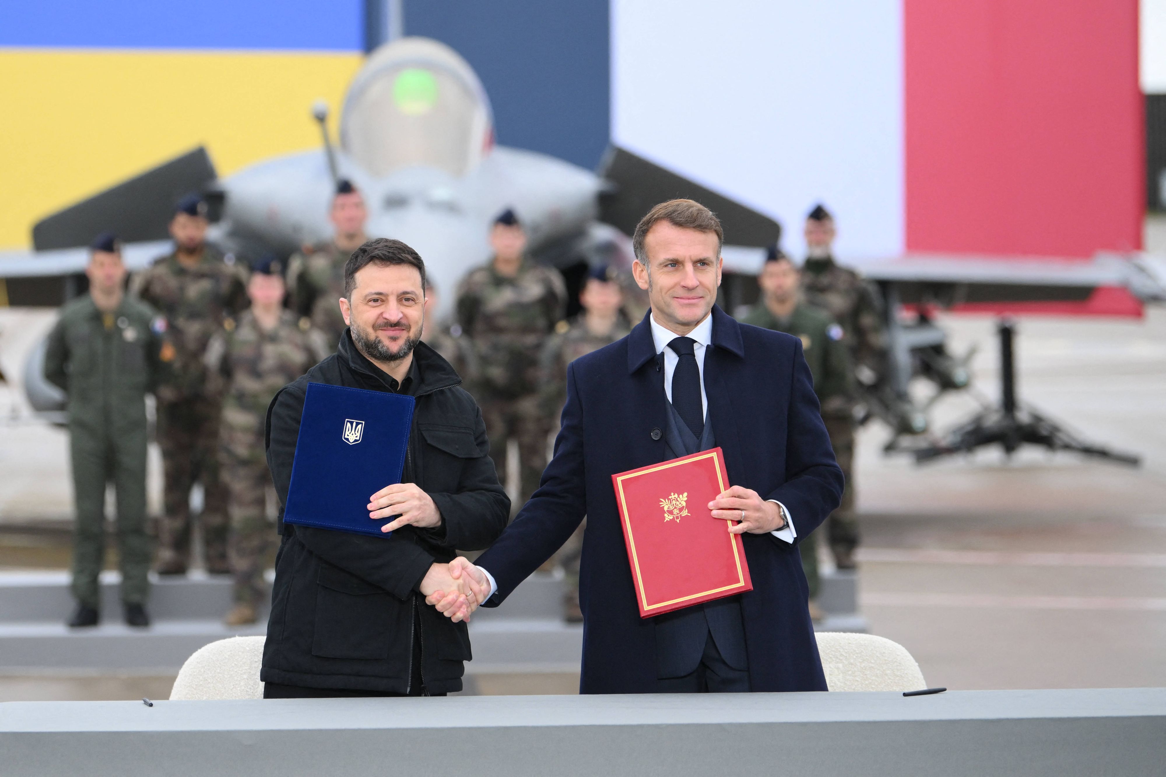Wolodymyr Selenskyj und Emmanuel Macron haben das Abkommen unterzeichnet.