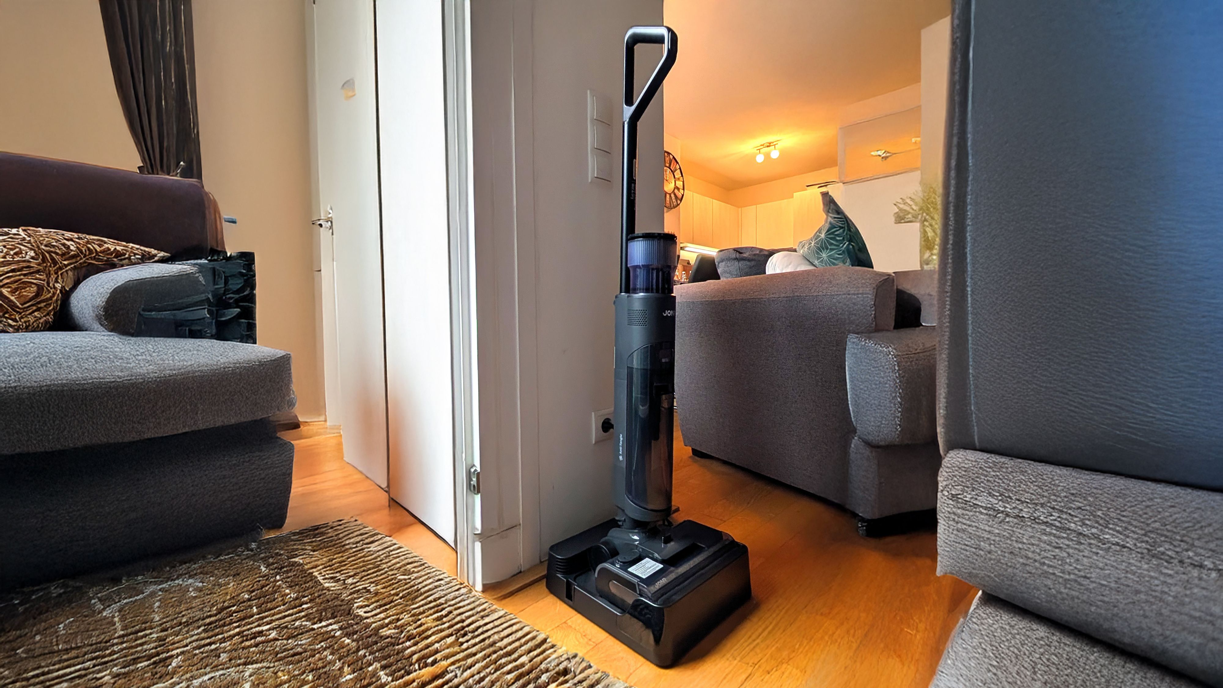 Wer einen modernen Haushaltshelfer sucht, der gleich mehrere Arbeitsschritte abnimmt, findet im Jonr ED12 Pro Max eine überzeugende Lösung. Im Bild: Der Nass-Trocken-Sauger in der Lade- und Trockenstation.