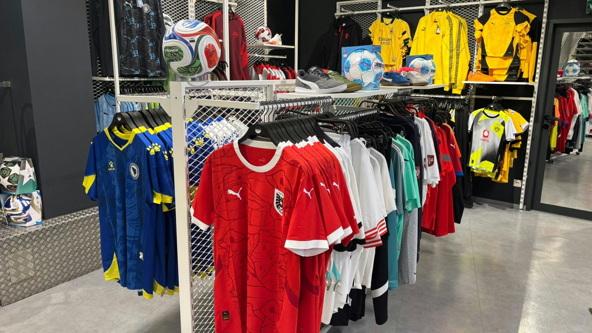 Heute.at - Riesen-Run auf Balkan-Shop vor Quali-Kracher in Wien