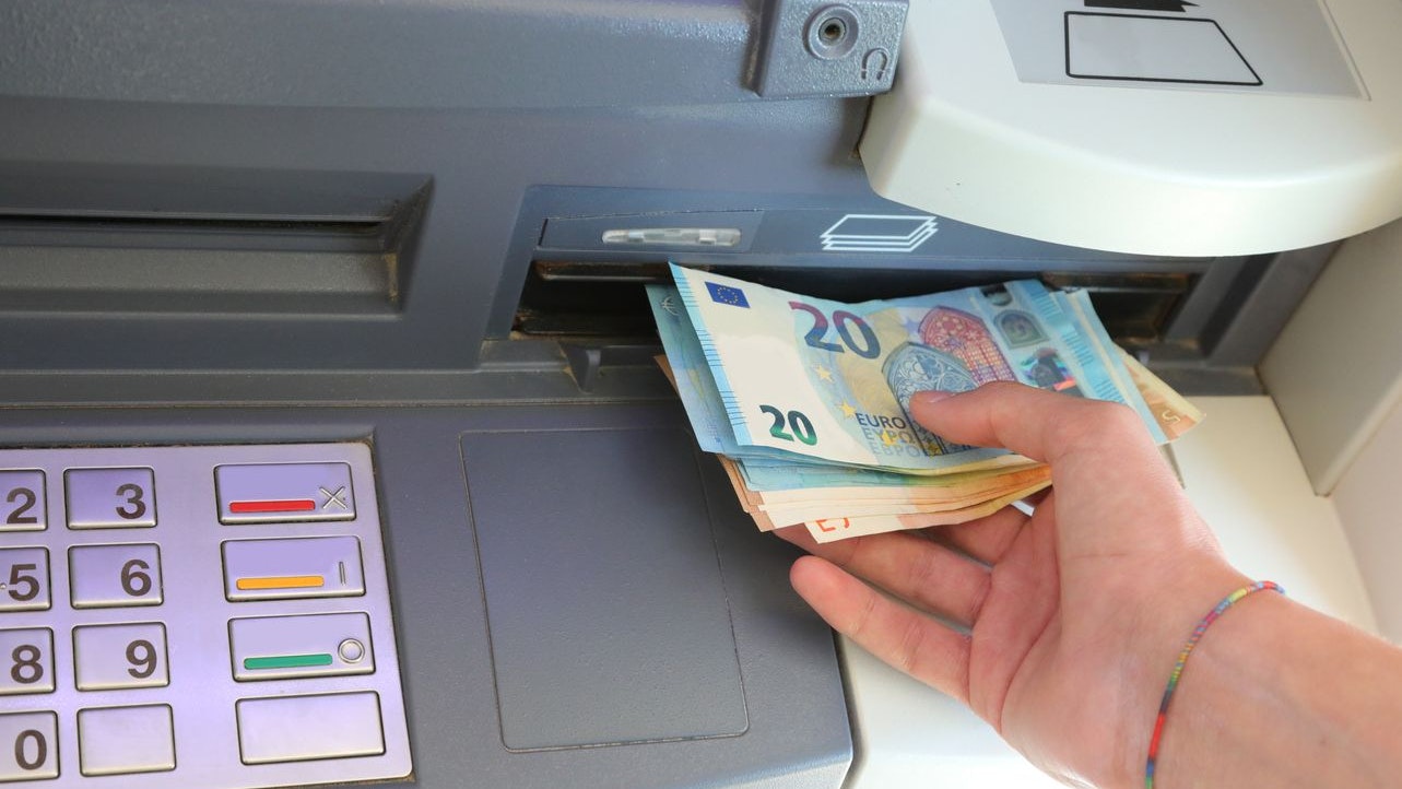 Der 32-jährige Mann soll am Geldautomaten 300 Euro von seinem Vorgänger genommen haben.