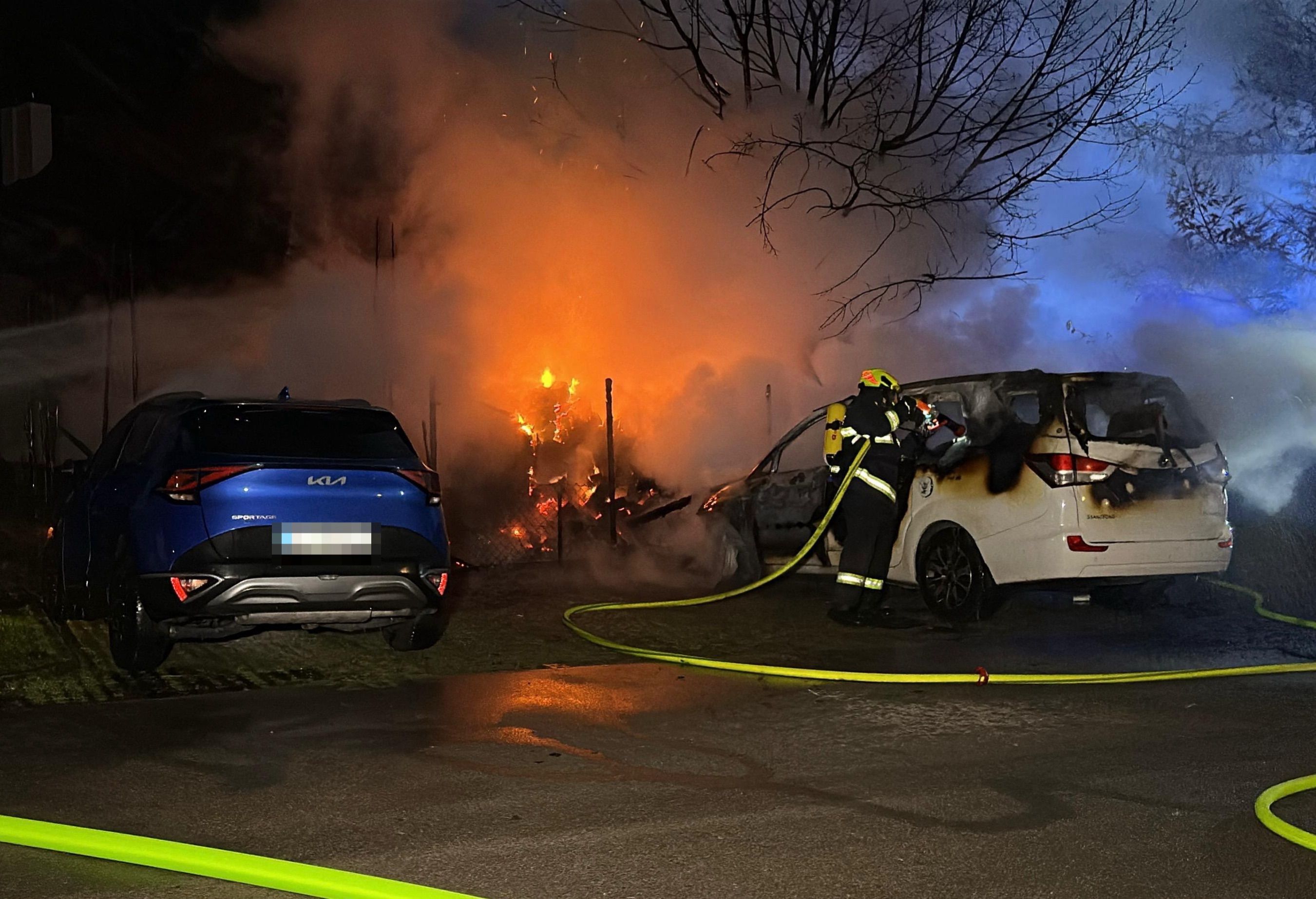 Mehrere Fahrzeuge bei Brand in Pyhra zerstört