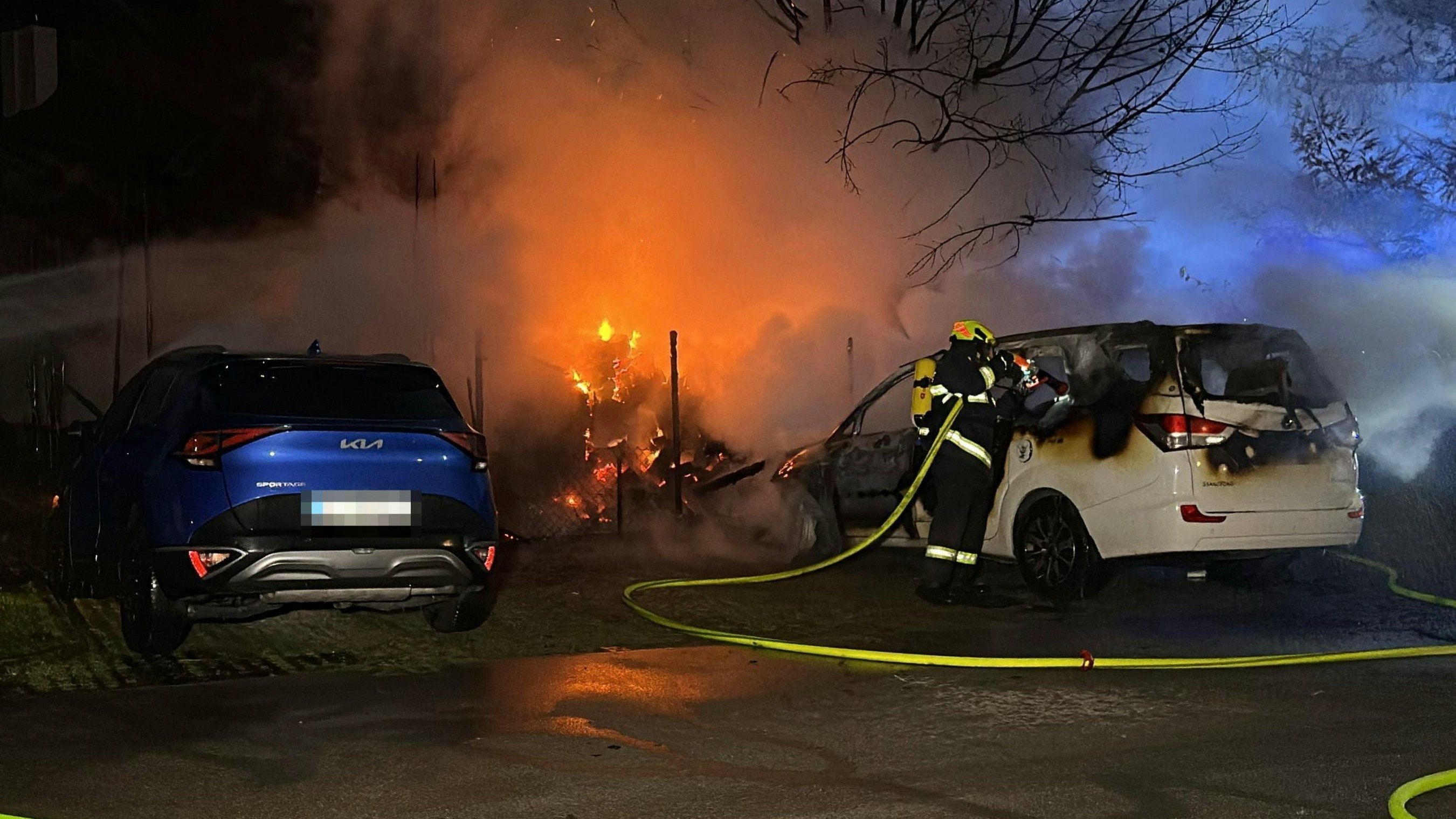 Heute.at - Autos, Motorrad und Fahrräder stehen plötzlich in Brand