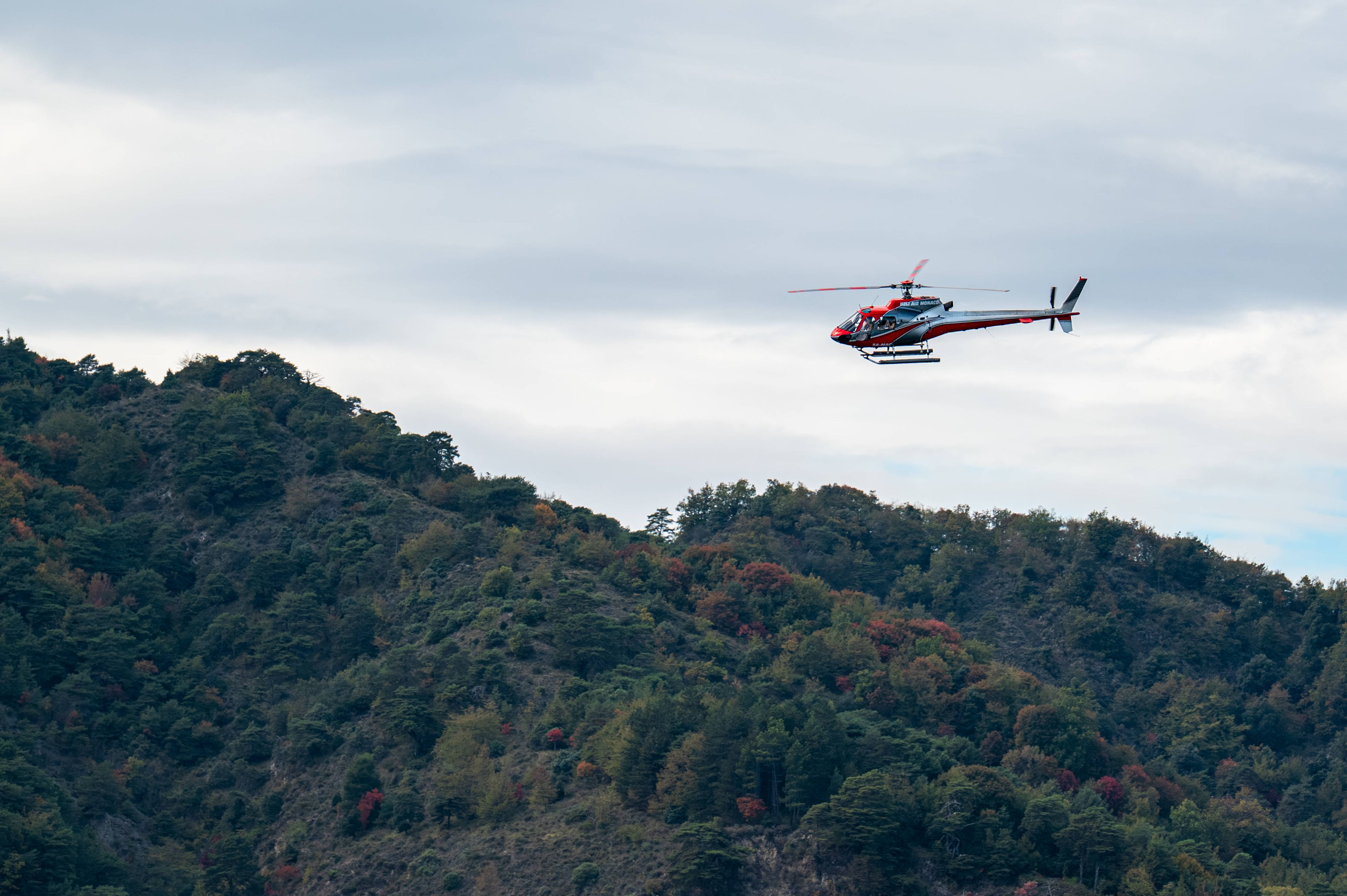 Die Bergrettung Steiermark löste Gebietsalarm aus, wobei acht Ortsstellen im Einsatz standen.