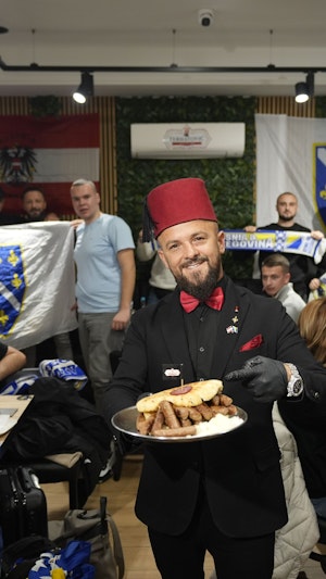 Österreich gegen Bosnien: WM-Quali-Schlager in Wien, Gratis-Cevapi im Lokal Ferhatovic. Fans feiern Balkan-Küche und Fußball-Highlight gemeinsam.