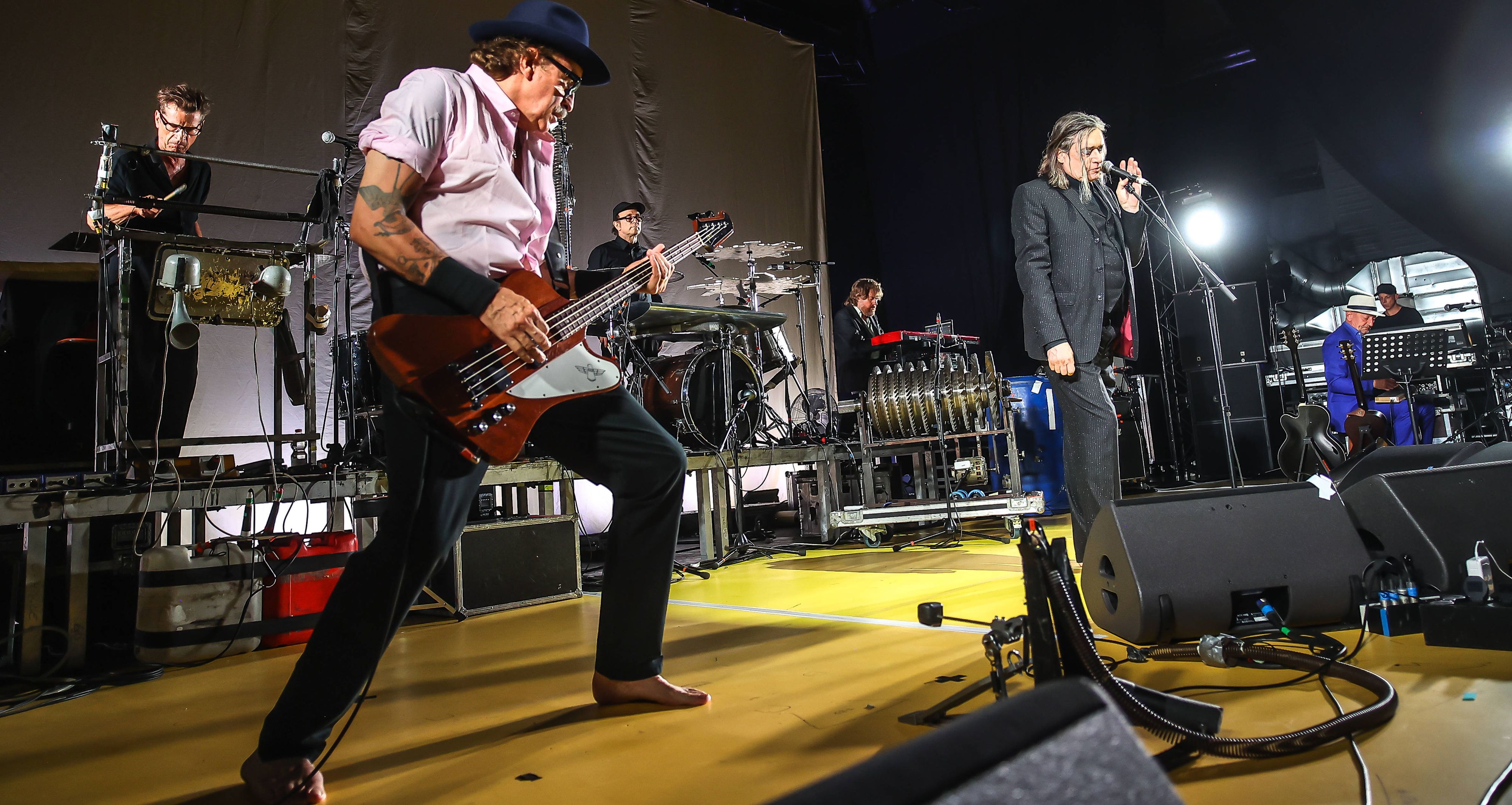 Einstürzende Neubauten, live 2024 in Berlin: Bassist&nbsp;<strong>Alexander Hacke</strong> mit Sänger <strong>Blixa Bargeld</strong>.
