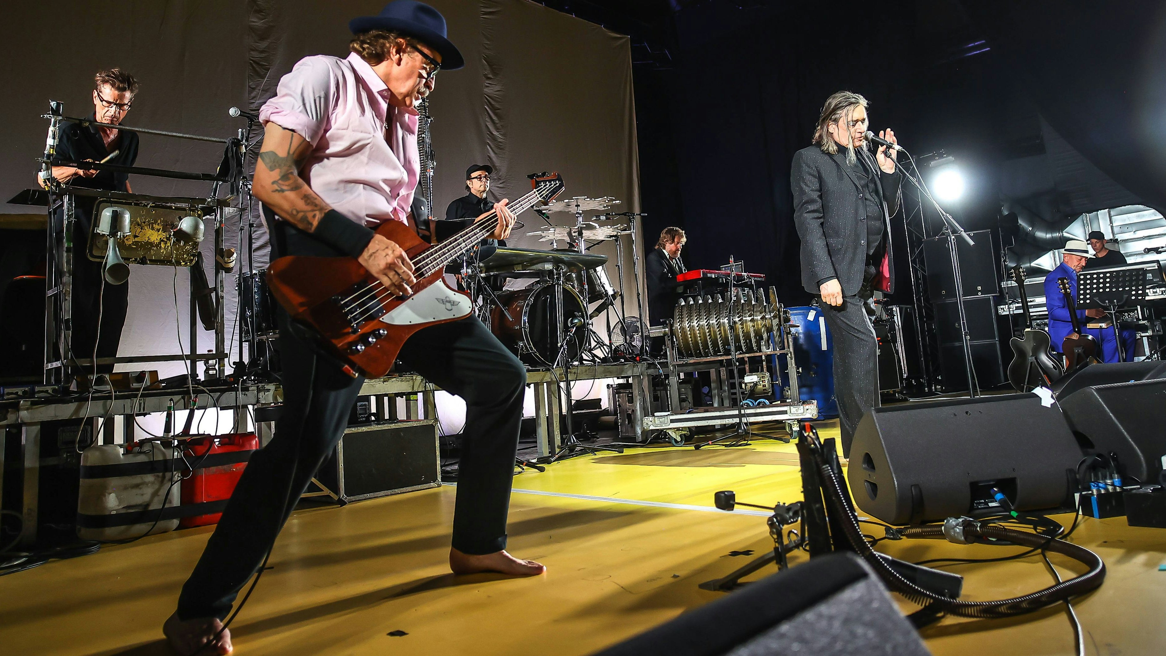 Konzert von Einstürzende Neubauten, Berlin Columbiahalle Einstürzende Neubauten Gesang Blixa Bargeld Perkussion N. U. Unruh Bass Alexander Hacke Gitarre Jochen Arbeit Perkussion Rudolph Moser *** Local Caption *** *** Einstürzende Neubauten concert, Berlin Columbiahalle Einstürzende Neubauten vocals Blixa Bargeld percussion N U Unruh bass Alexander Hacke guitar Jochen Arbeit percussion Rudolph Moser Local Caption