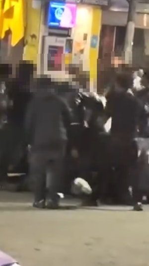 Massenschlägerei Wien: Vor Disco eskaliert Streit, Video zeigt brutale Szenen. 18-Jährige verletzt, Polizei ermittelt. Alle Infos zur Nacht.