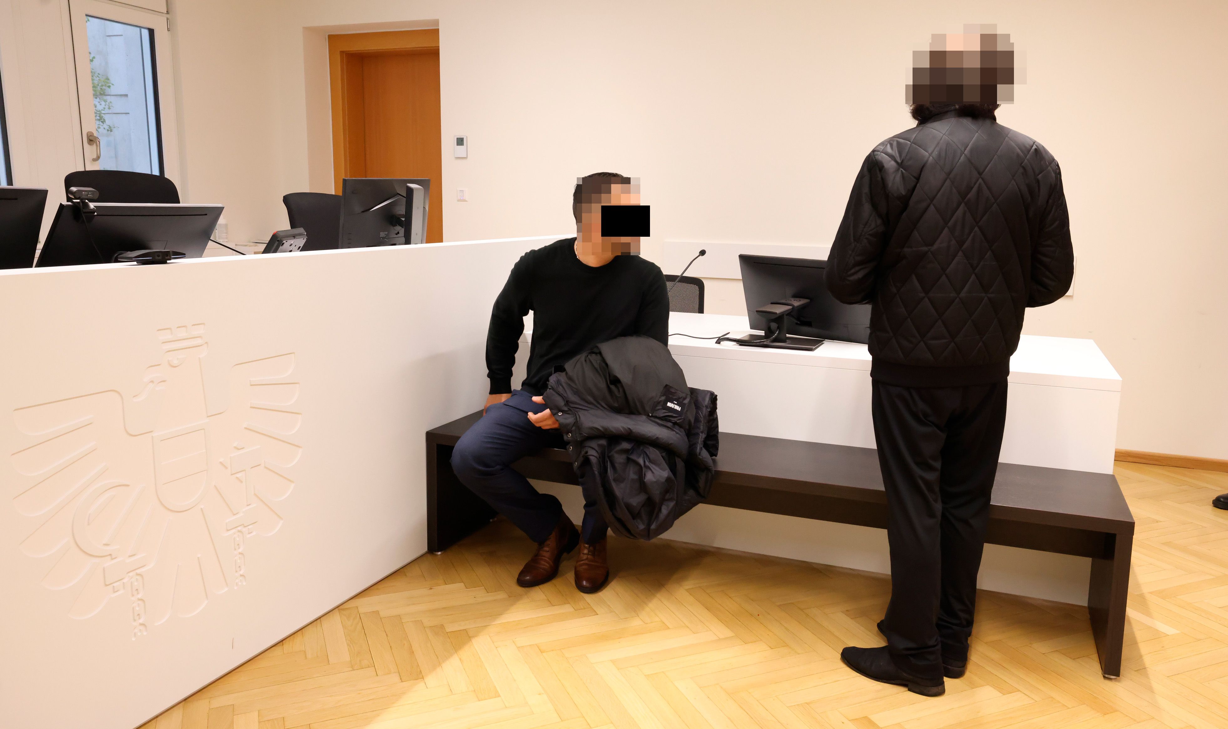 Drei Generationen – Opa (r.), Vater (l.) und Sohn (nicht anwesend, da strafunmündig) – sollen an der Attacke beteiligt gewesen sein.