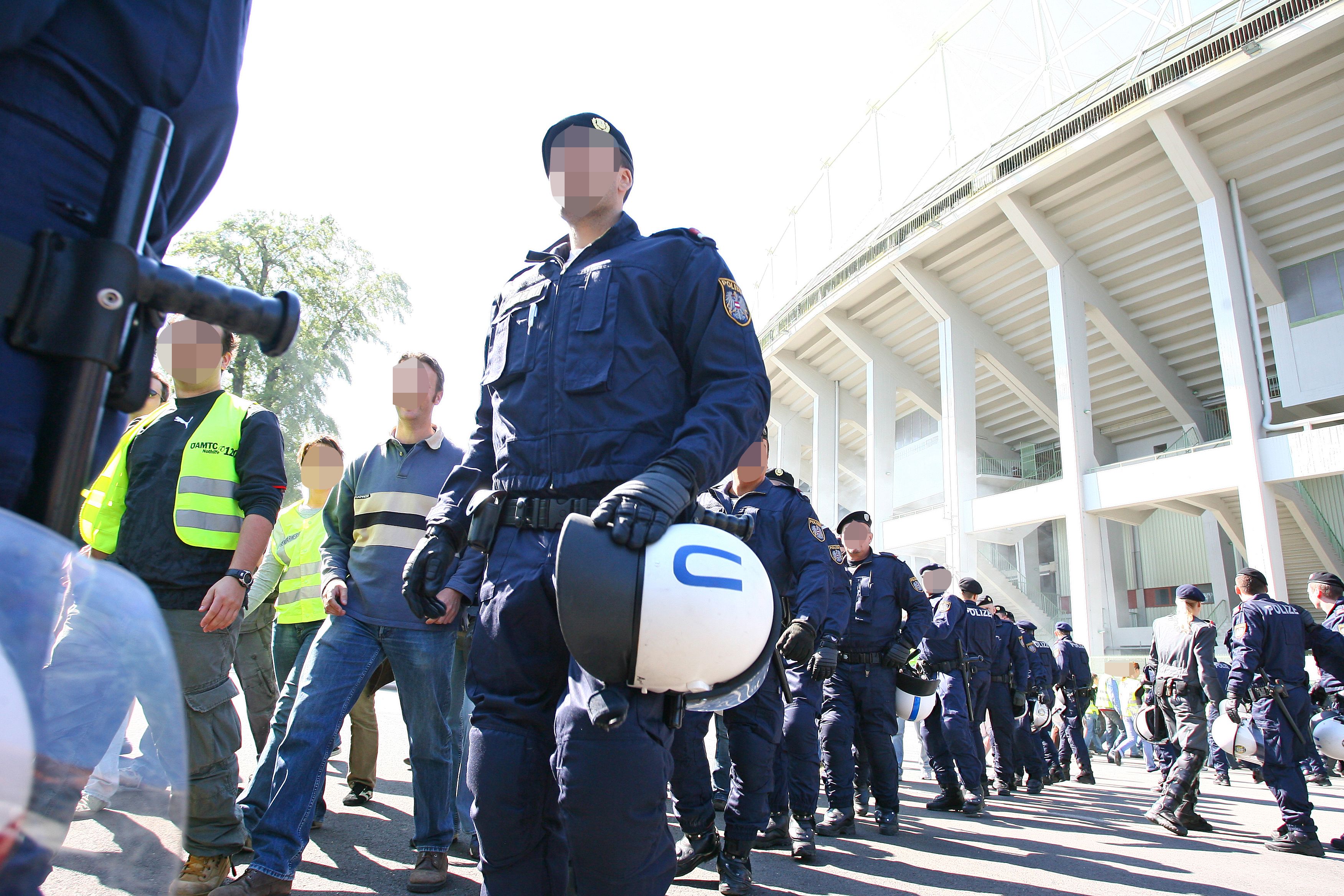Polizei zeigt vor Stadion und an den bekannten Fan-Hotspots am Dienstag Präsenz. 
