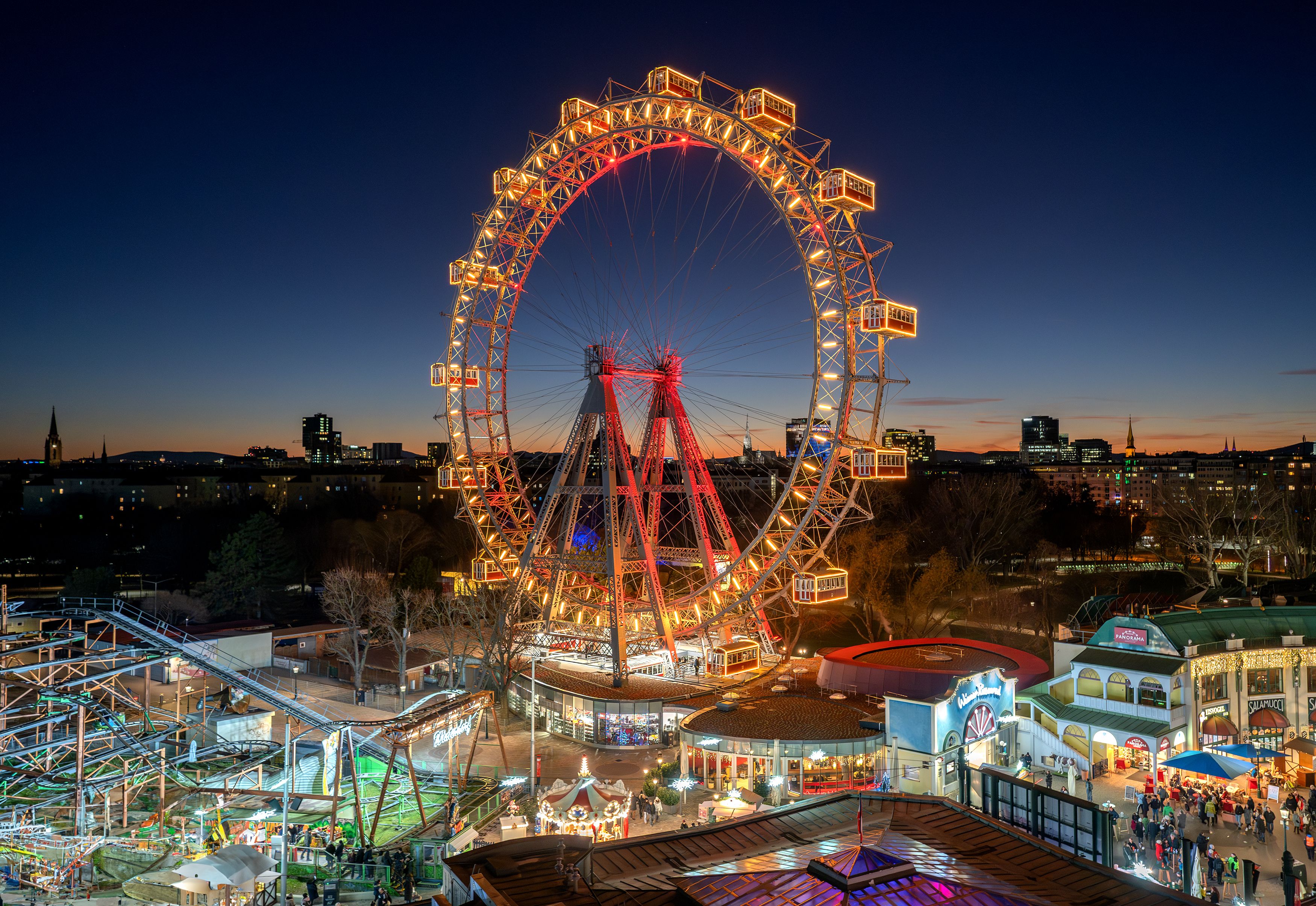 Ein 25-Jähriger randalierte am Christkindlmarkt, ging auf Standbetreiber und die Polizei los.
