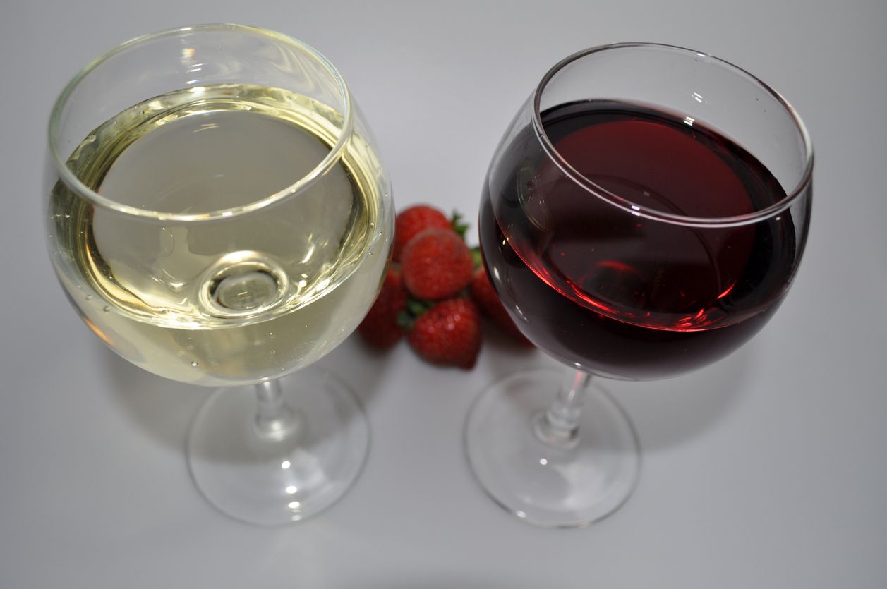 Besser Rotwein als Weißwein? Eine Studie konnte aber keinen eindeutigen Vorteil belegen.