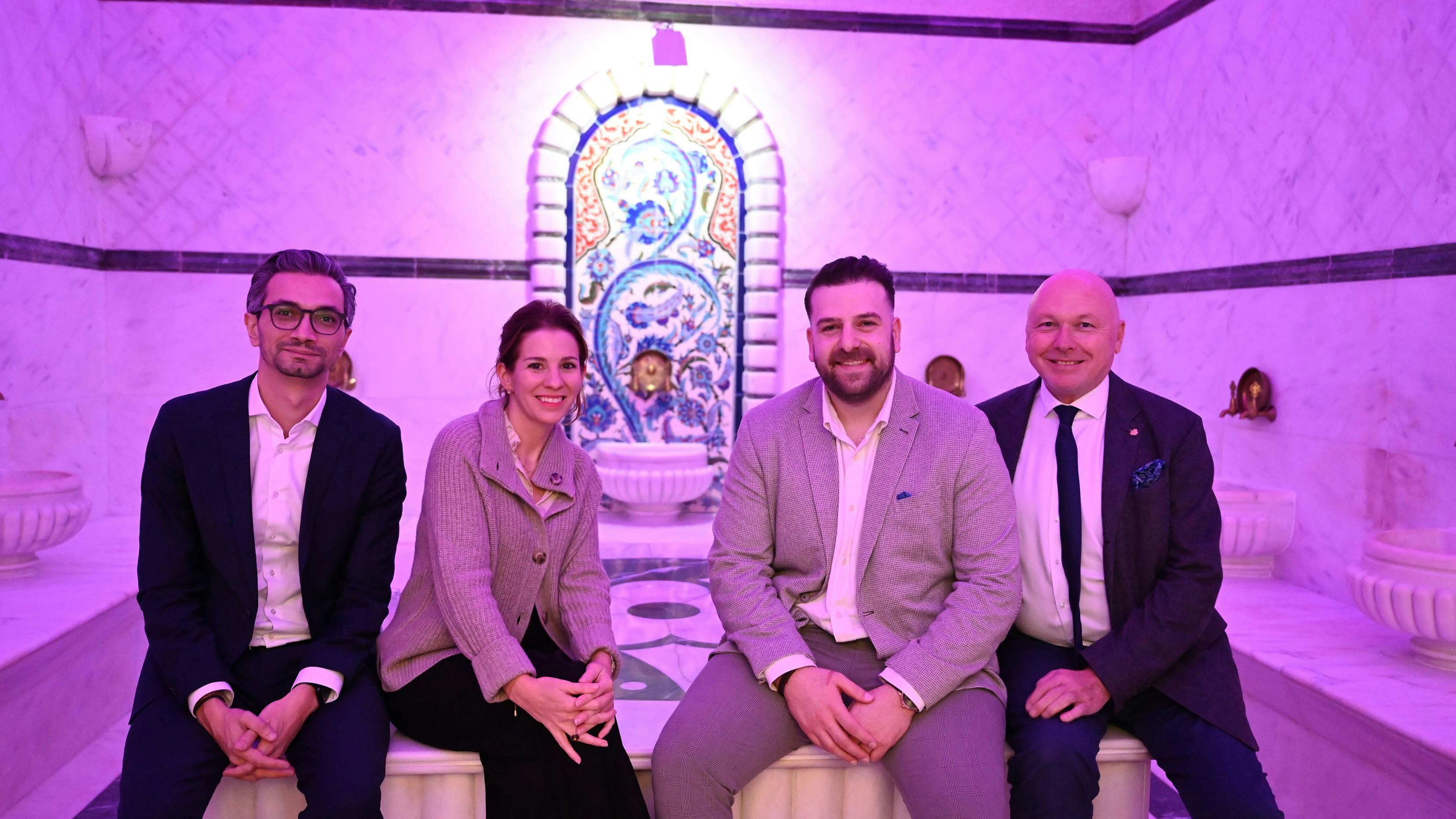 v.l.n.r.: NAbg. Süleyman Zorba (Grüne), Bürgermeisterin Carmen Jeitler-Cincelli (ÖVP), Hamam-Chef Ömer Sakzeki und StR Peter Koczan (Liste Wir Badener).