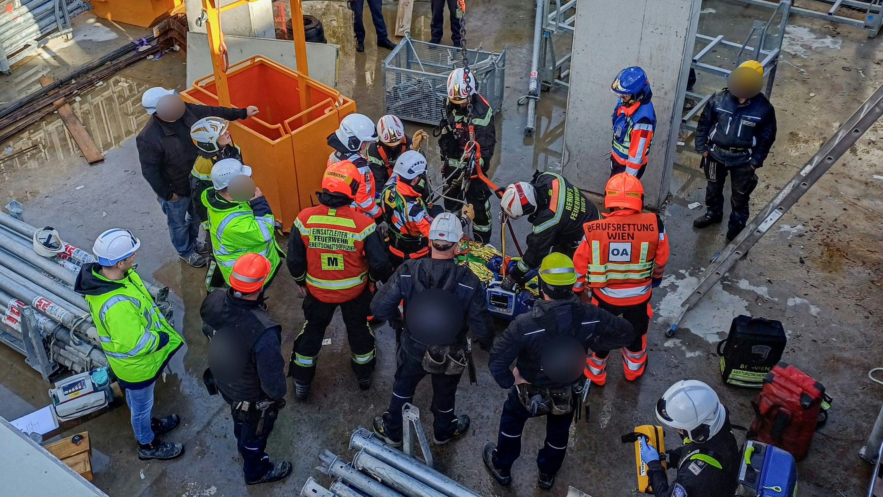 Heute.at - Arbeiter stürzt bei Unfall in Grube voller Stahlrohre