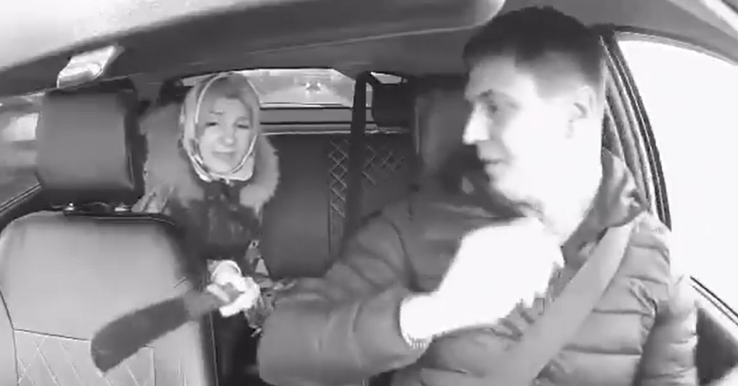 In Russland wurde ein Taxifahrer mit einer Machete bedroht – nur weil der Frau die Musik nicht gefiel.