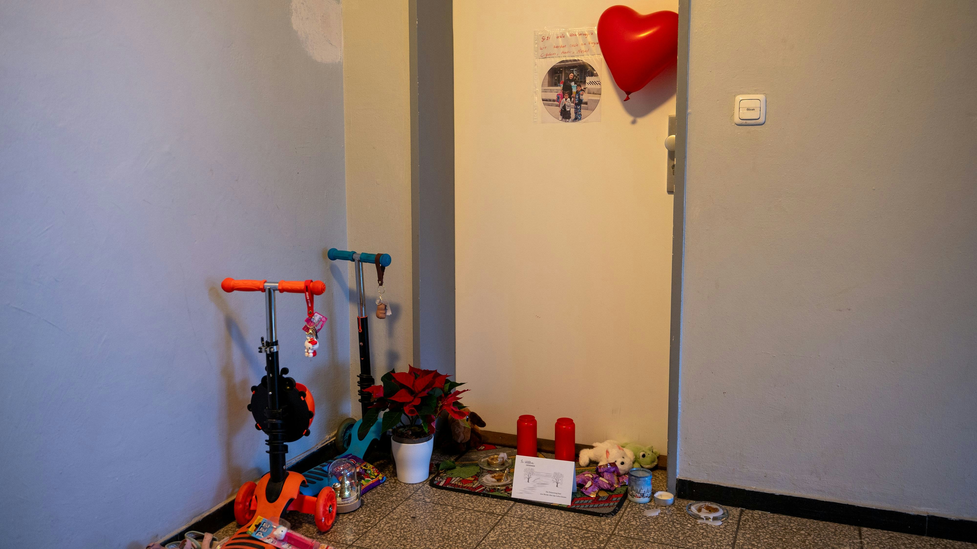 Anwohner legten Blumen vor der Wohnung der Familie nieder.
