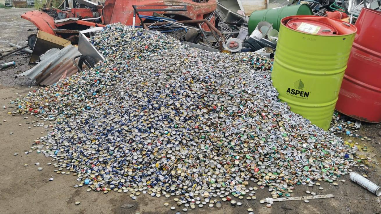 Der Verein sammelt jährlich Tausende Kilo Kronkorken, bringt sie zum Schrotthändler und spendet das Geld.