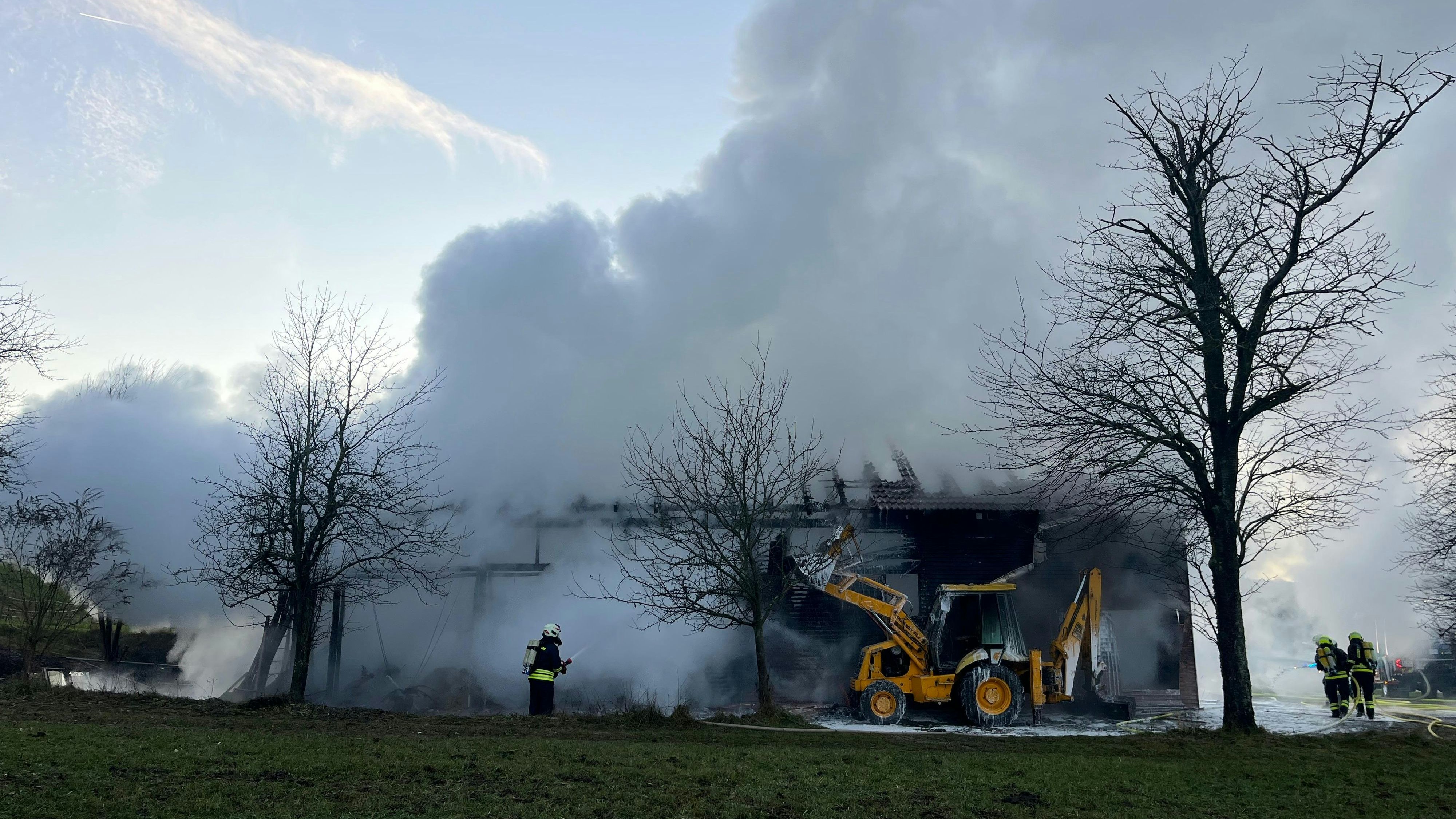 Heute.at - Große Rauchsäule – 100 Florianis im Löscheinsatz