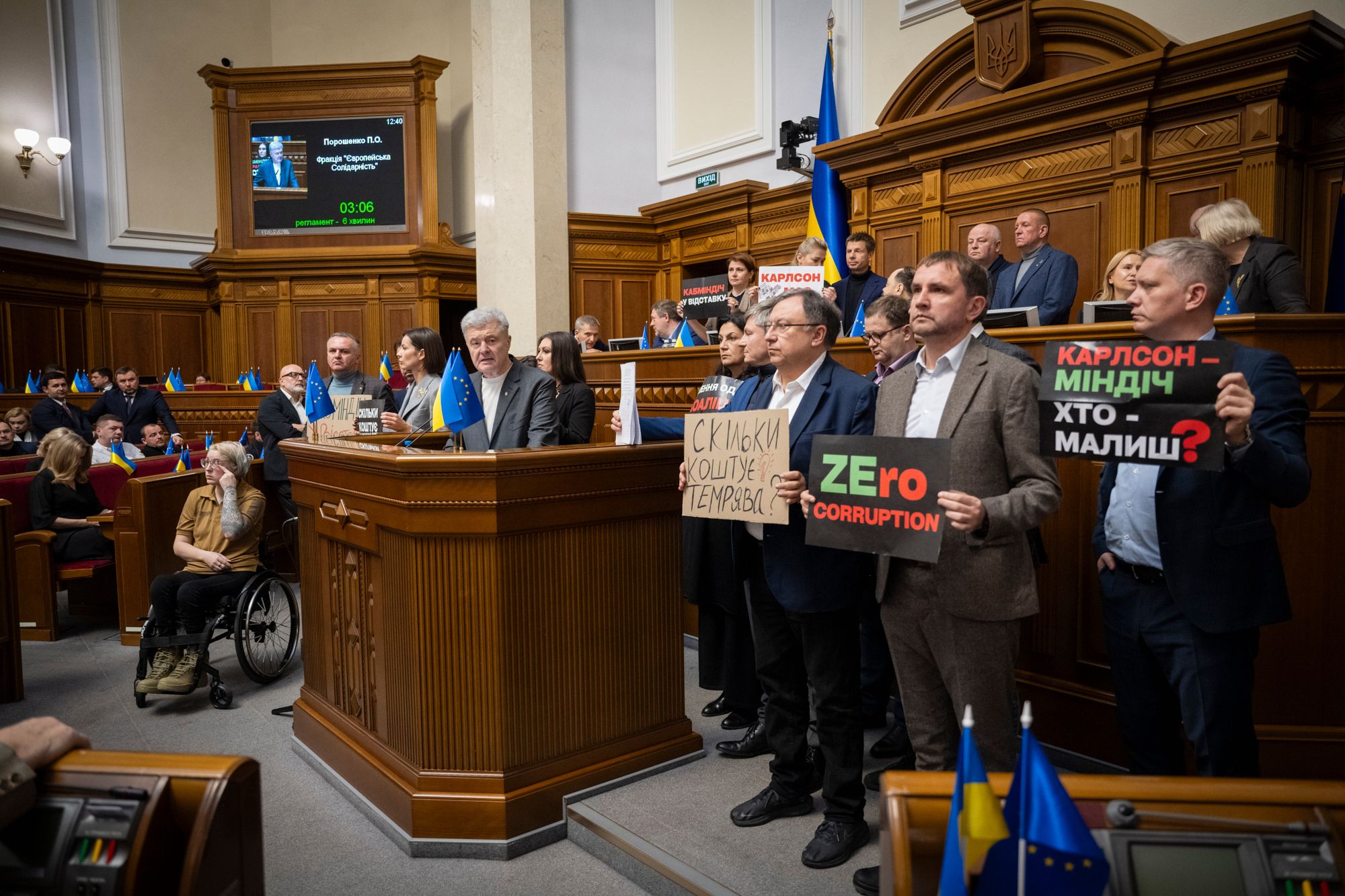 Minister-Abberufung blockiert: Abgeordnete der Opposition stellten das Rednerpult des Parlaments in Kiew zu