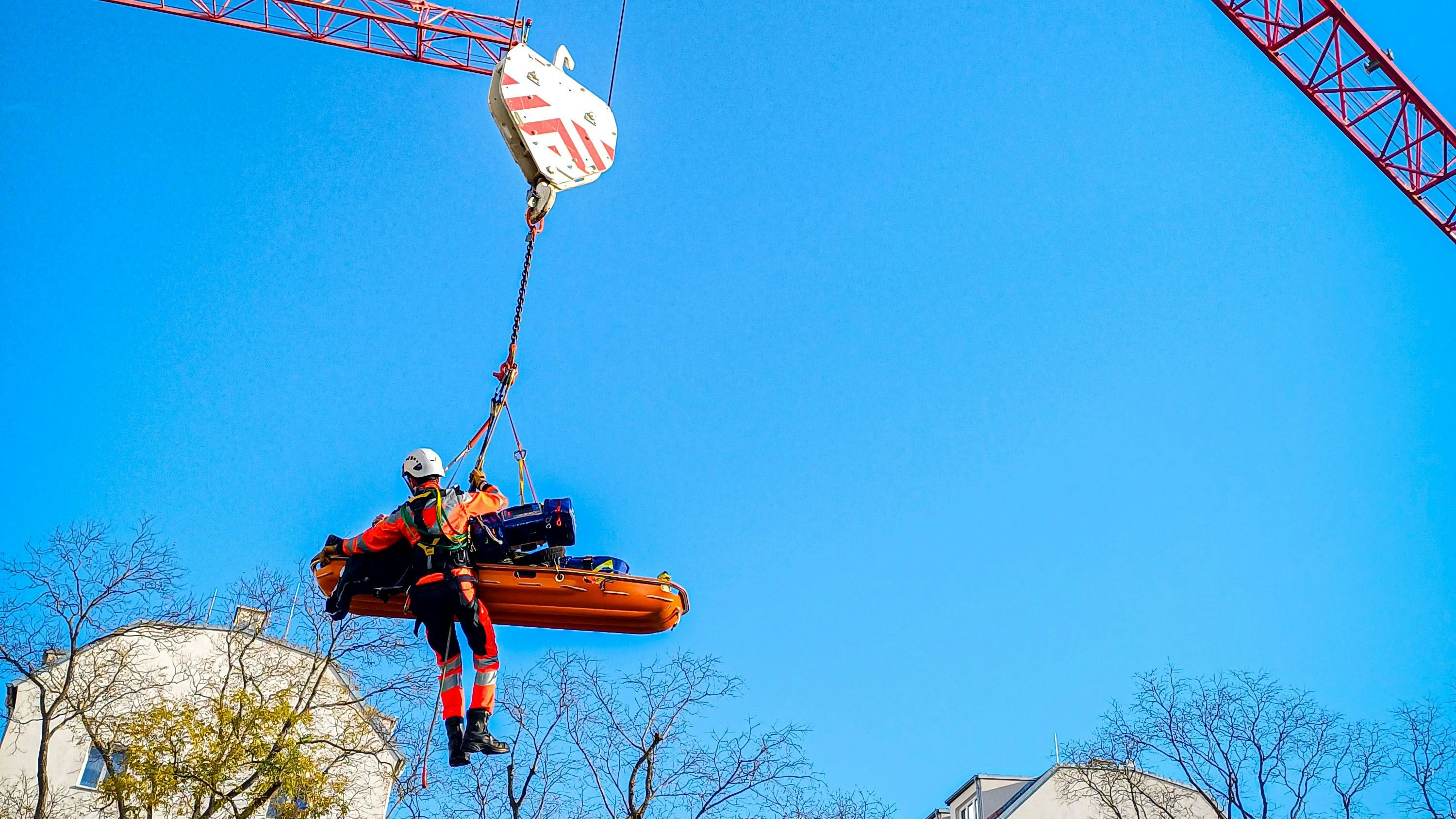 Der Patient wurde notfallmedizinisch versorgt und medikamentös behandelt, in der Vakuummatratze stabilisiert.