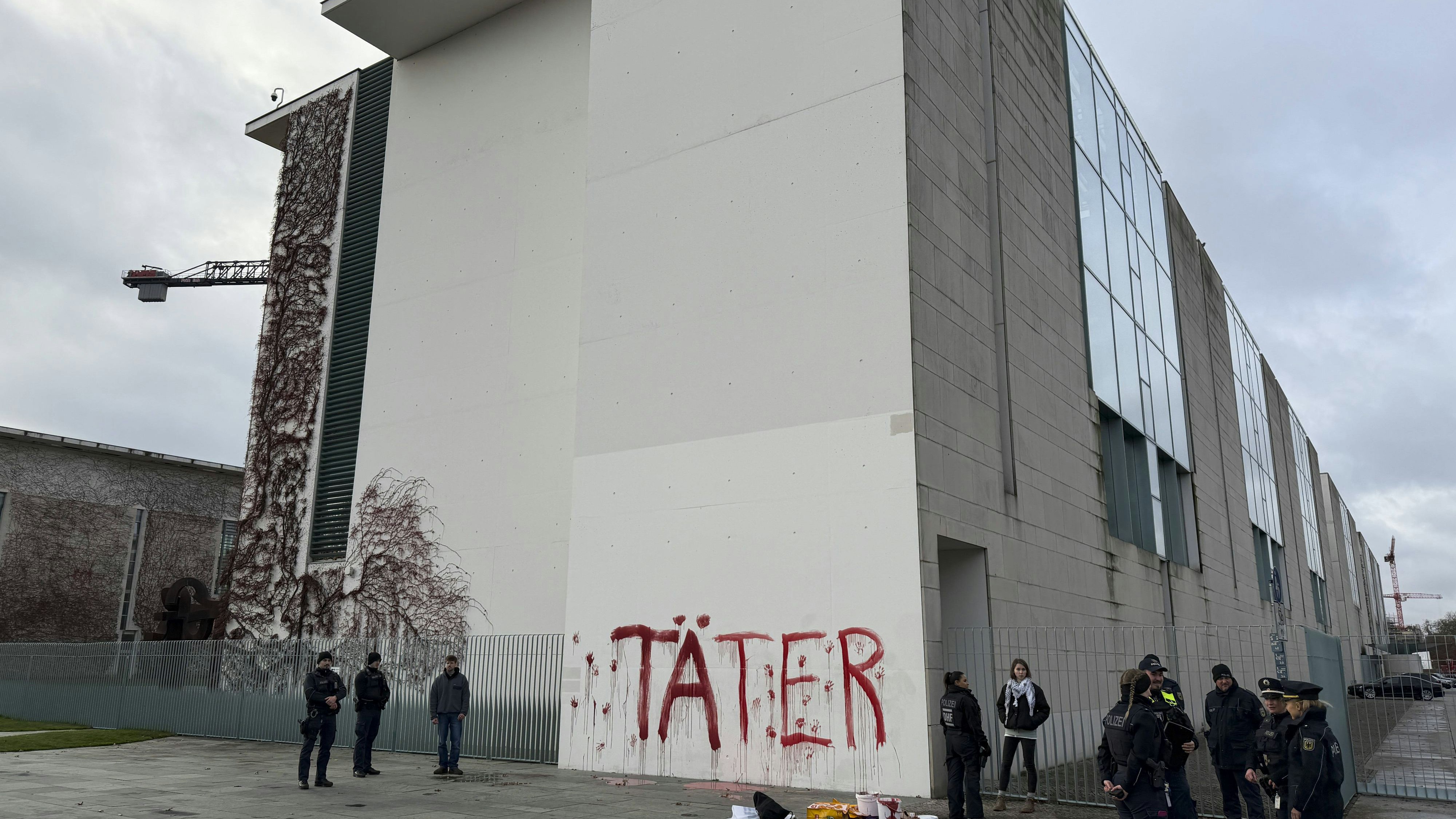 Heute.at - Täter – Israel-Hasser beschmieren Kanzleramt