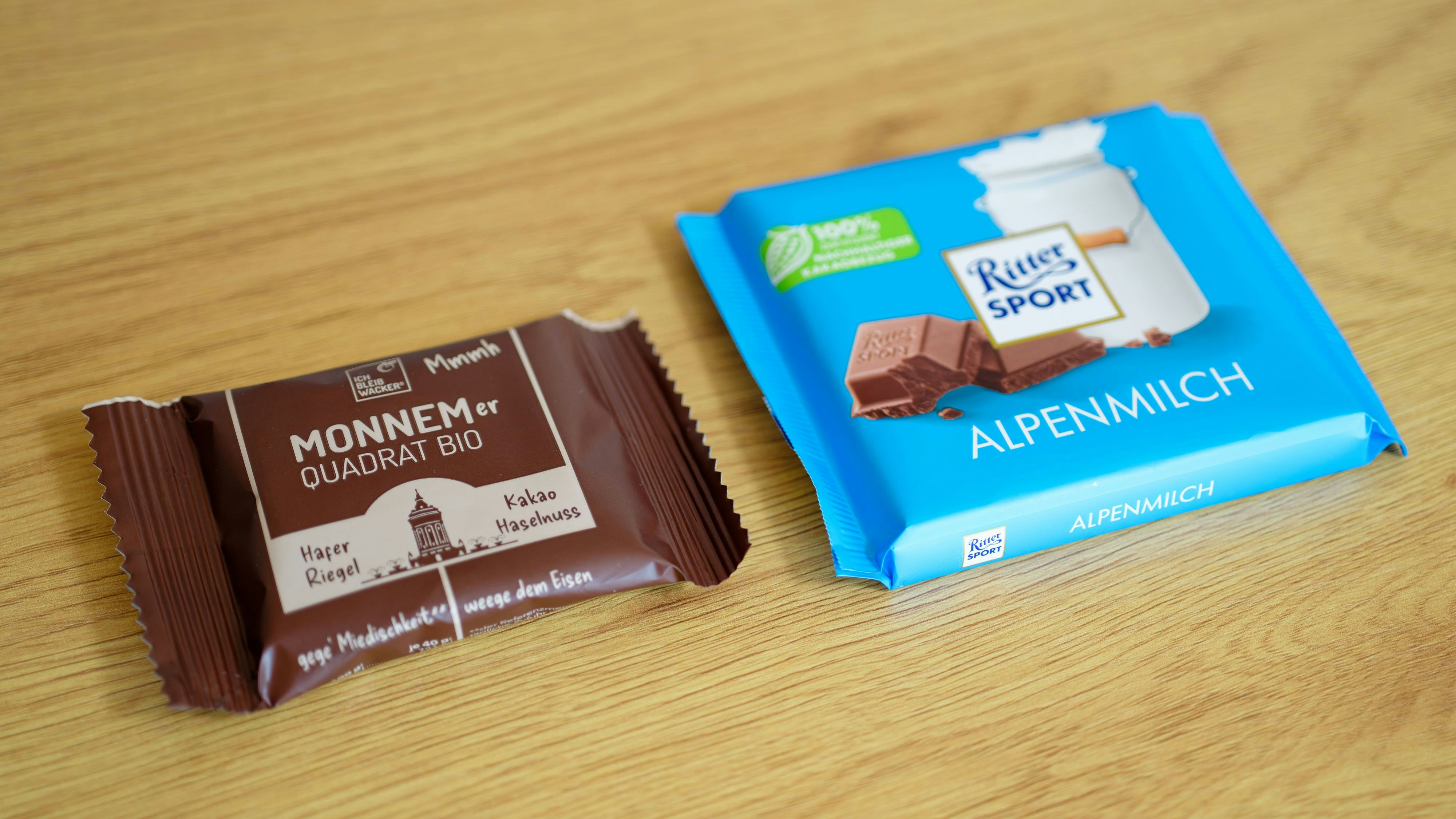 Die Ritter-Sport-Schoko und der Monnemer-Riegel im Vergleich.