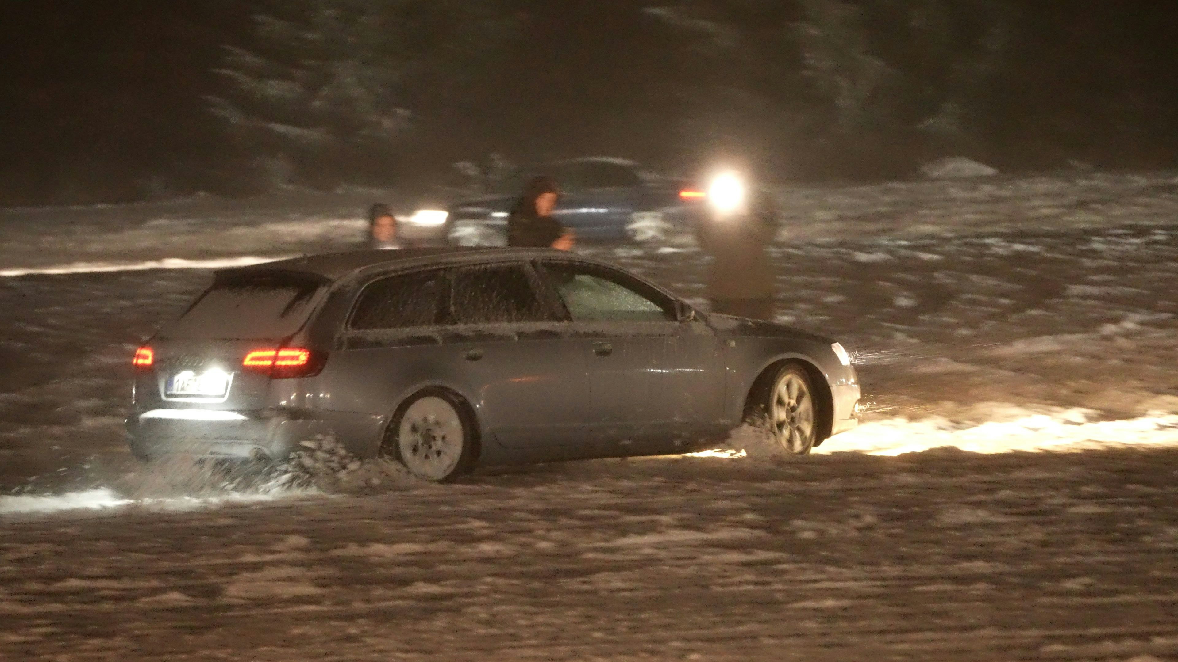 Heute.at - VIDEO! Autofahrer bringen Schaulustige in Lebensgefahr