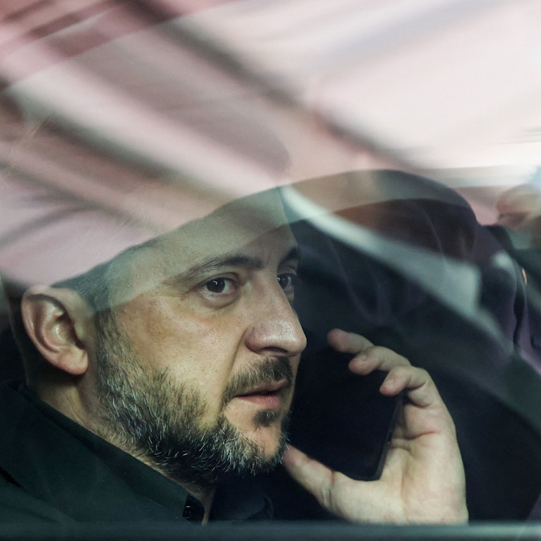 Ukraine-Staatspräsident Selenskyj steht vor seiner größten Herausforderung seit der Invasion durch Russland. Eine Mafia-Bande in seinem Umfeld soll bis zu 100 Millionen Euro Schmiergeld kassiert haben. Nun platzte die Entlassung von zwei Ministern im Parlament.