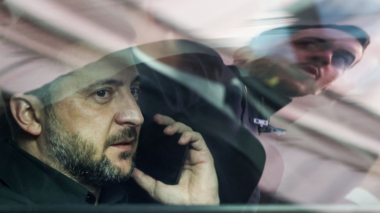 Ukraine-Staatspräsident Selenskyj steht vor seiner größten Herausforderung seit der Invasion durch Russland. Eine Mafia-Bande in seinem Umfeld soll bis zu 100 Millionen Euro Schmiergeld kassiert haben. Nun platzte die Entlassung von zwei Ministern im Parlament.