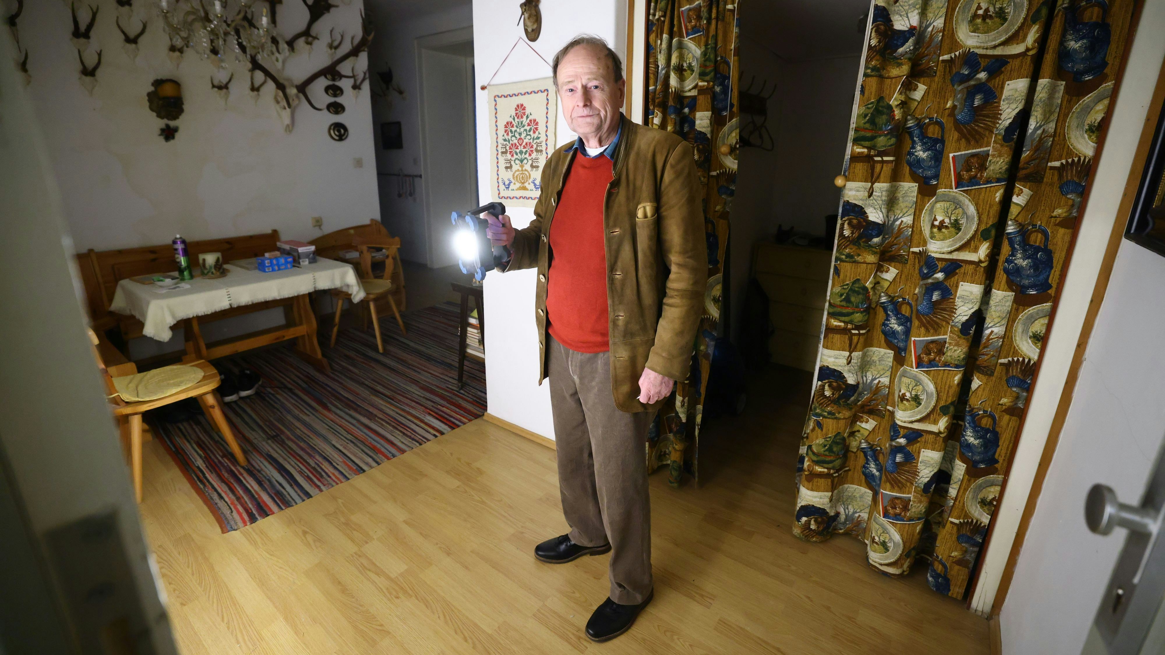 Heute.at - 84-Jähriger muss seit 14 Monaten ohne Strom leben