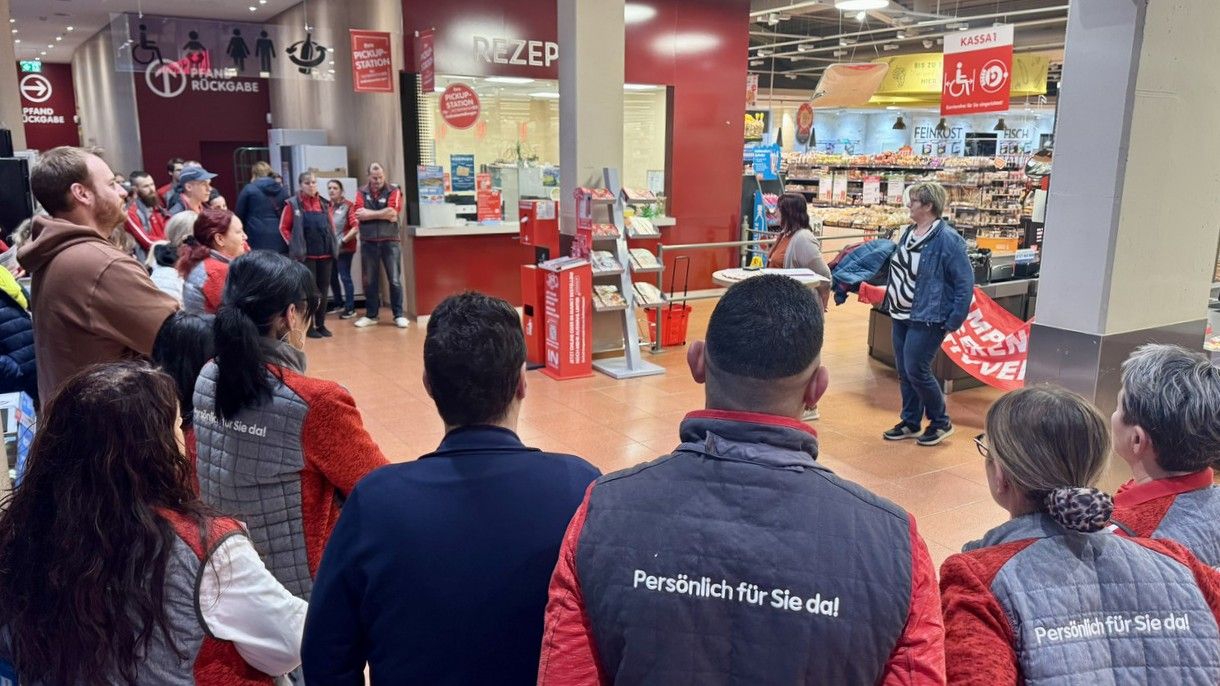 Beim Interspar in Wels wurden die Mitarbeiter am Dienstag über die laufenden KV-Verhandlungen informiert.