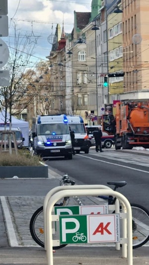 Todes-Crash in Wien-Ottakring: 78-Jährige stirbt bei LKW-Unfall in der Thaliastraße. Polizei sperrt Unfallstelle, Ermittlungen laufen.