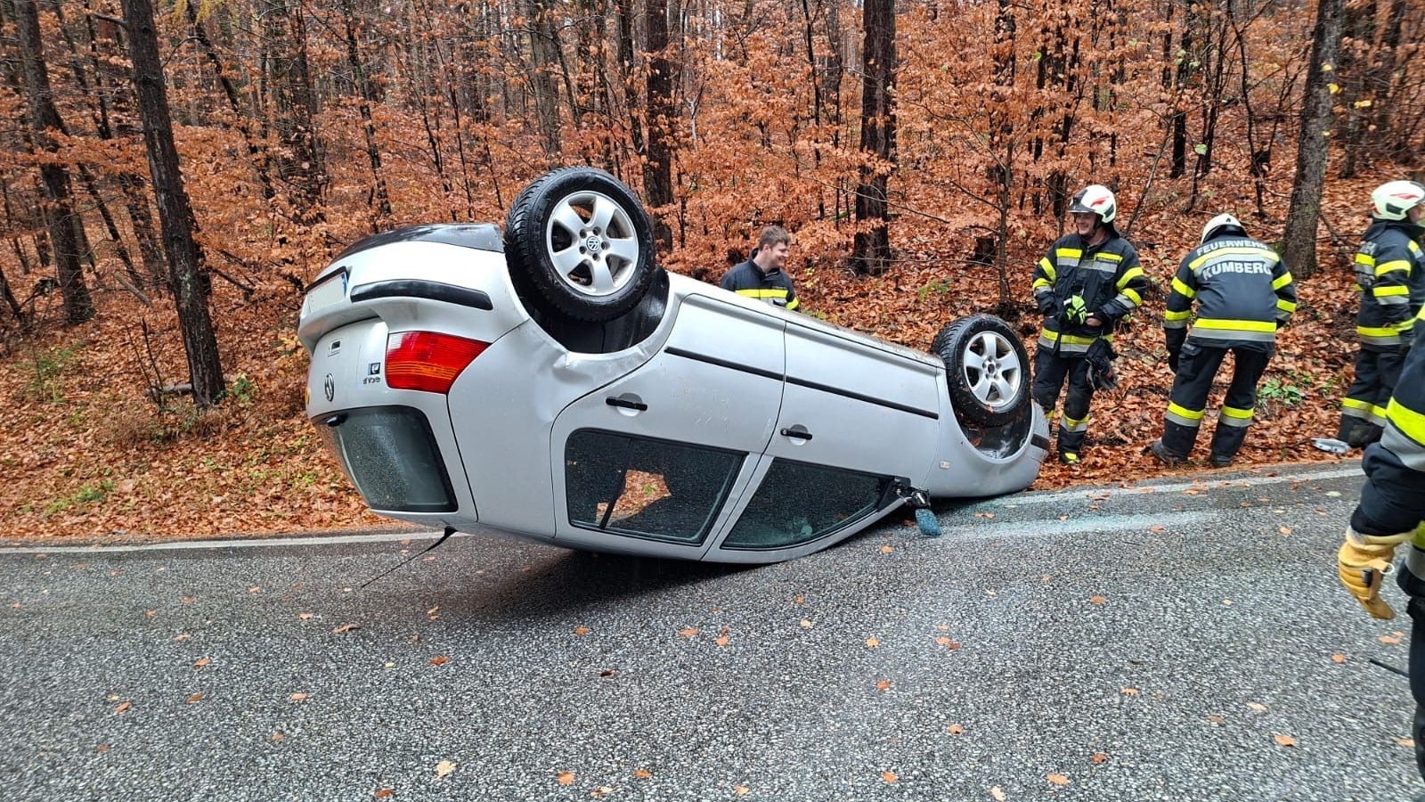 Heute.at - Auto überschlägt sich! Lenkerin (20) verletzt