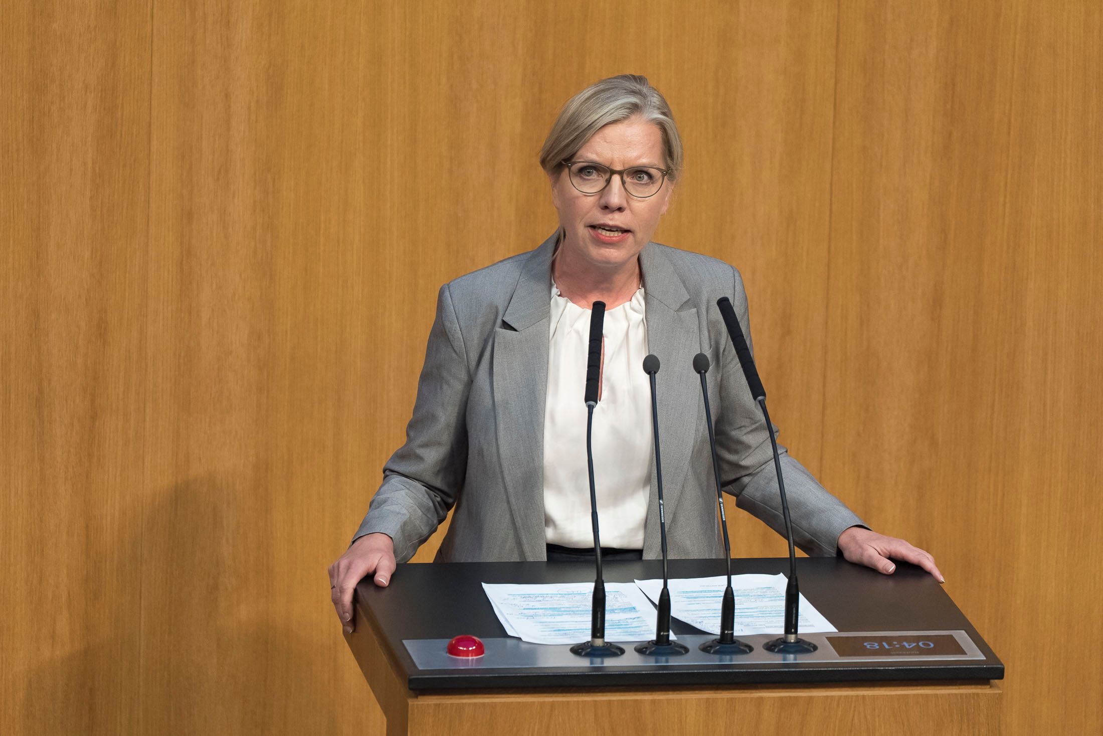 Grünen-Klubobfrau Leonore Gewessler kritisiert das 