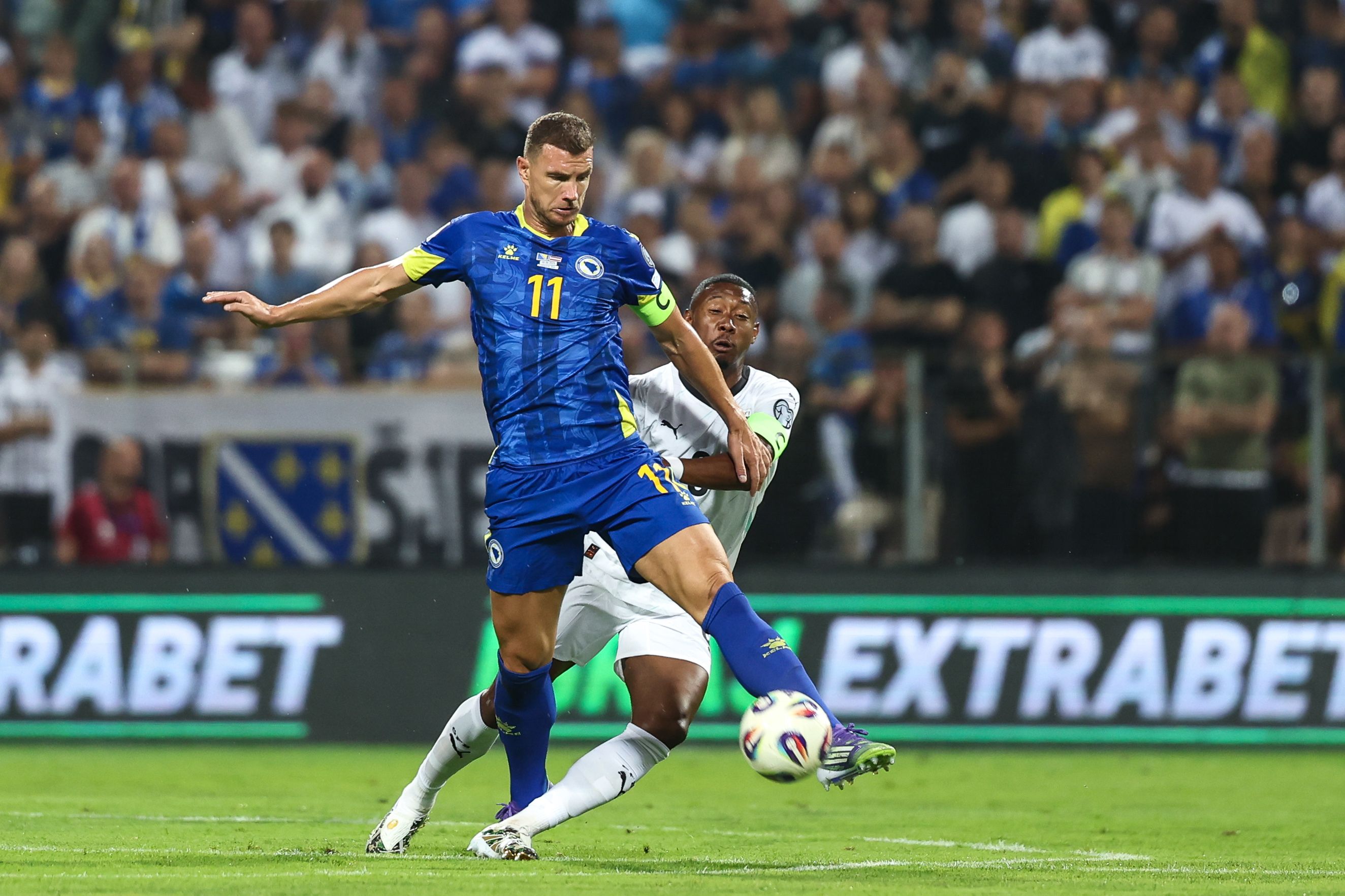 Edin Dzeko im Duell mit David Alaba.