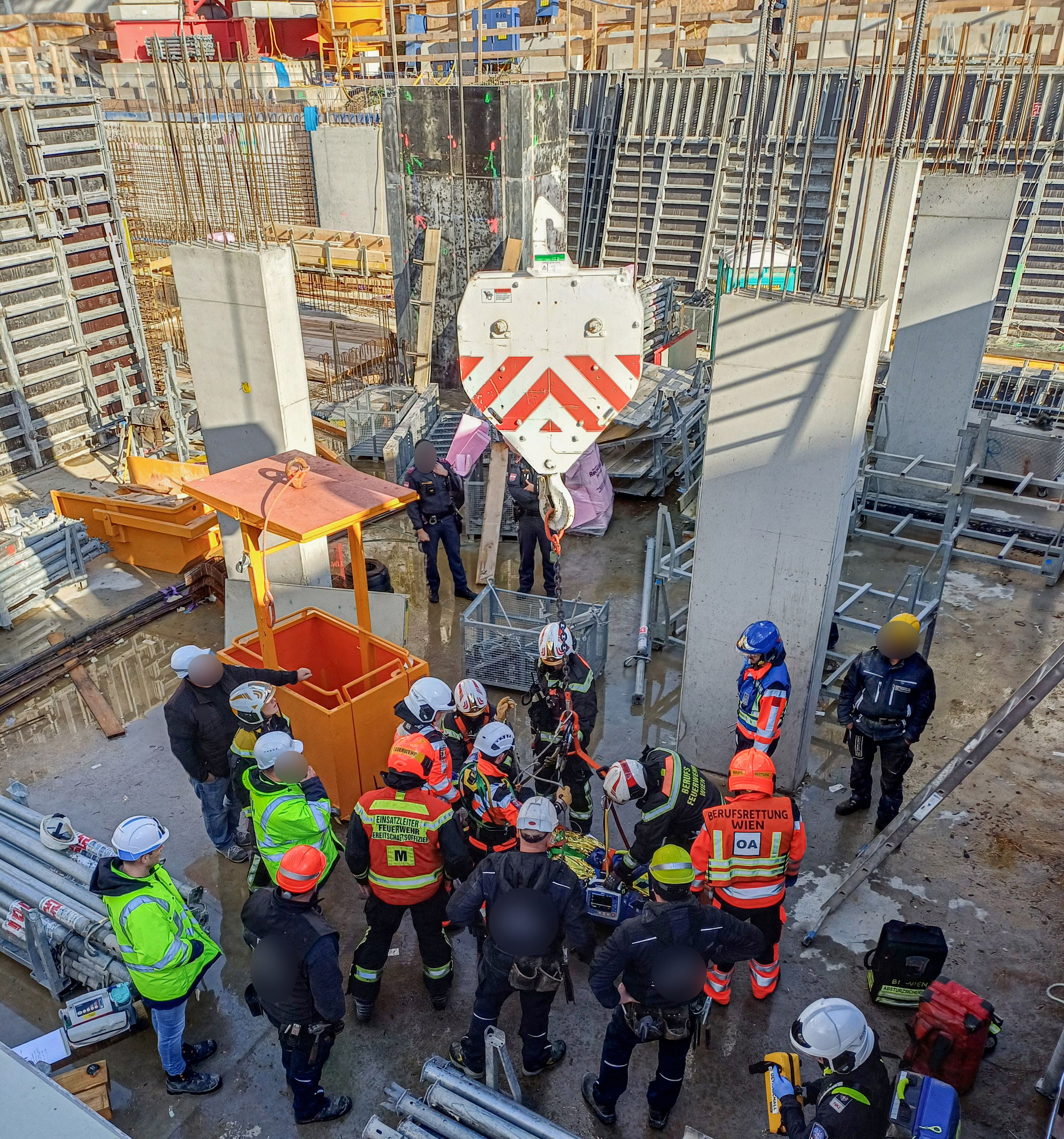 Arbeitsunfall in der Nähe des Unfallkrankenhauses: Der schwer verletzte Arbeiterwurde versorgt und mit Hilfe des Baustellenkrans aus einer Baugrube gehoben.