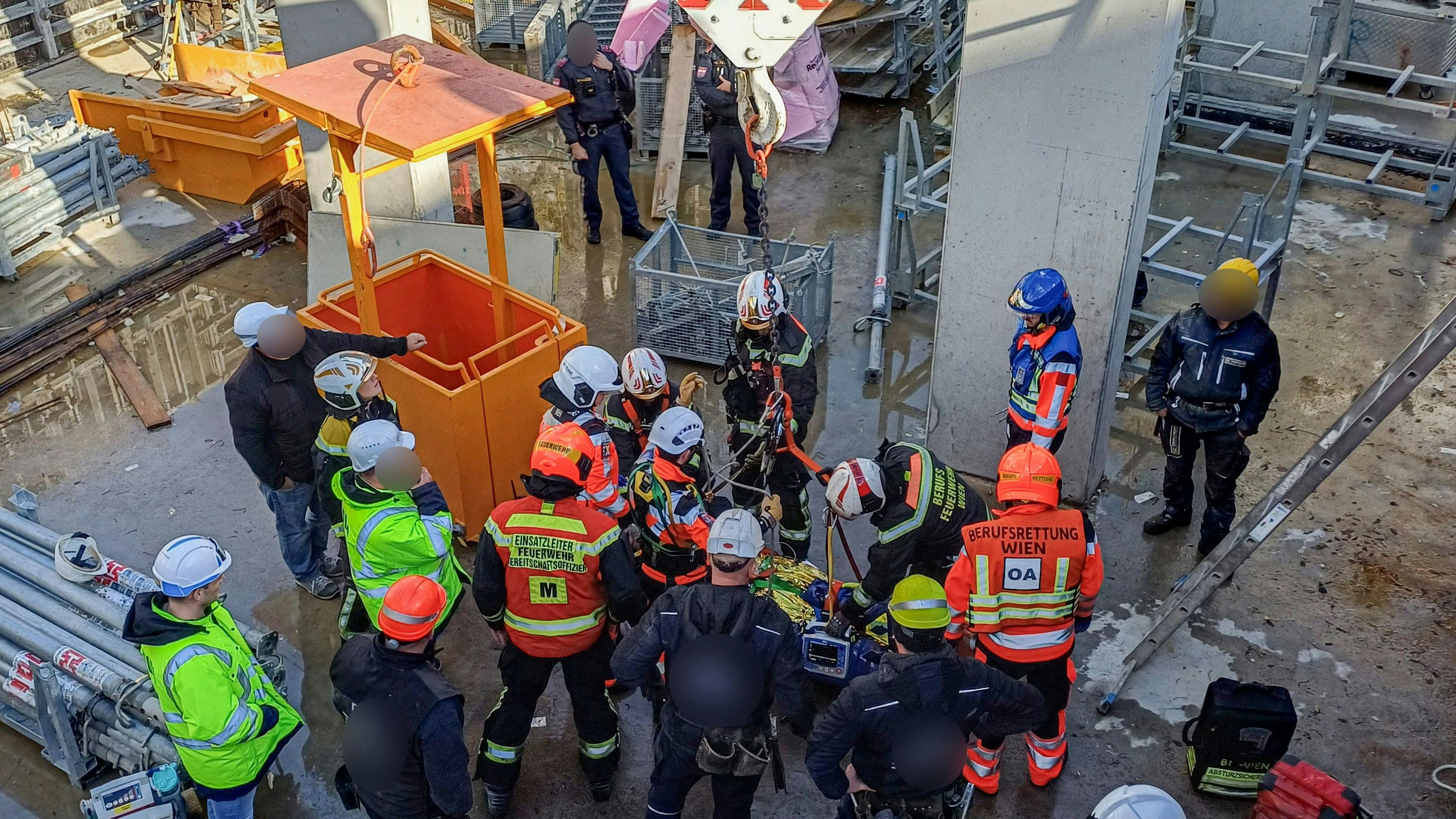 Arbeitsunfall in der Nähe des Unfallkrankenhauses: Der schwer verletzte Arbeiterwurde versorgt und mit Hilfe des Baustellenkrans aus einer Baugrube gehoben.
