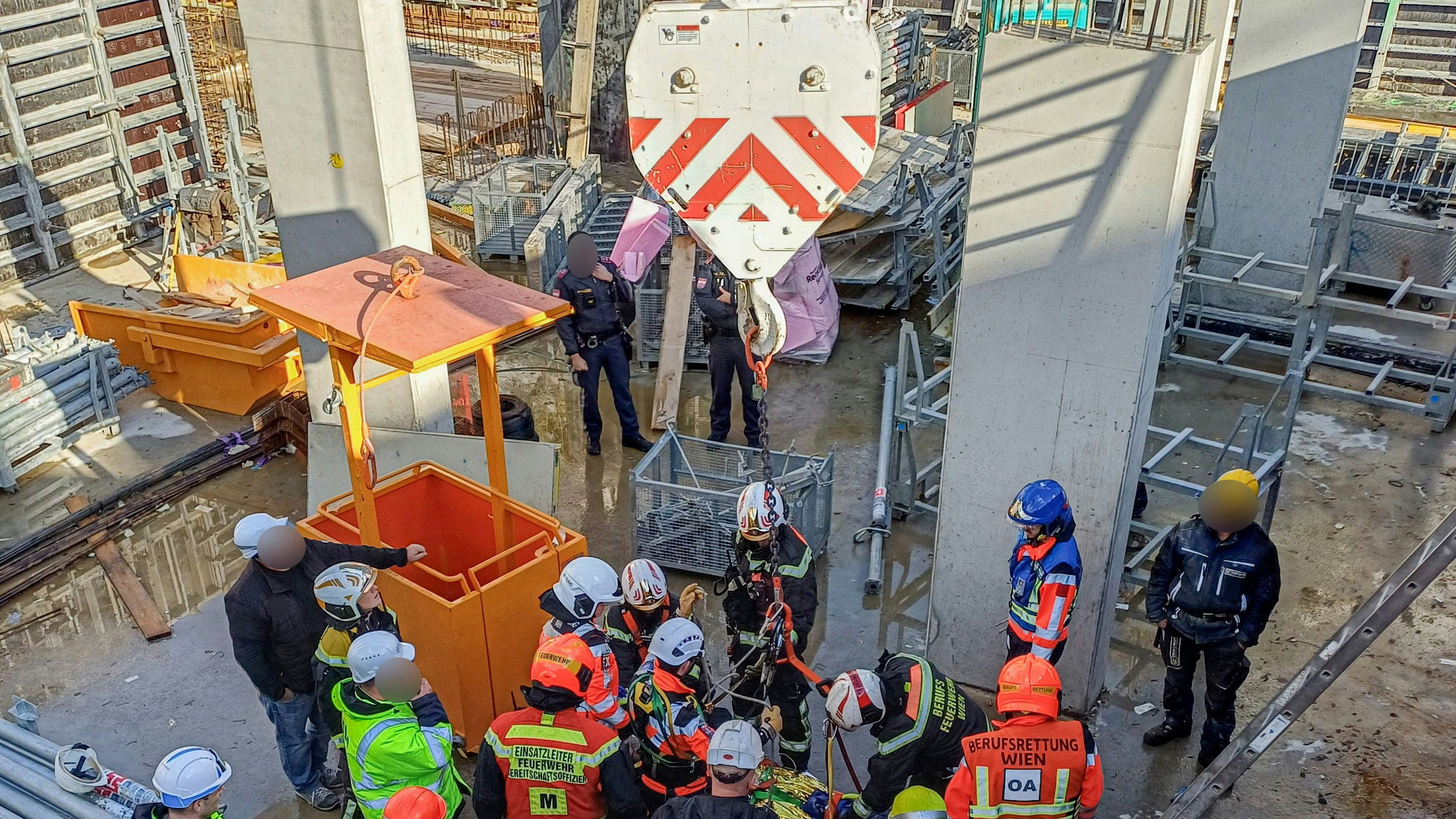 Heute.at - Arbeiter stürzt metertief in Grube, muss in Schockraum