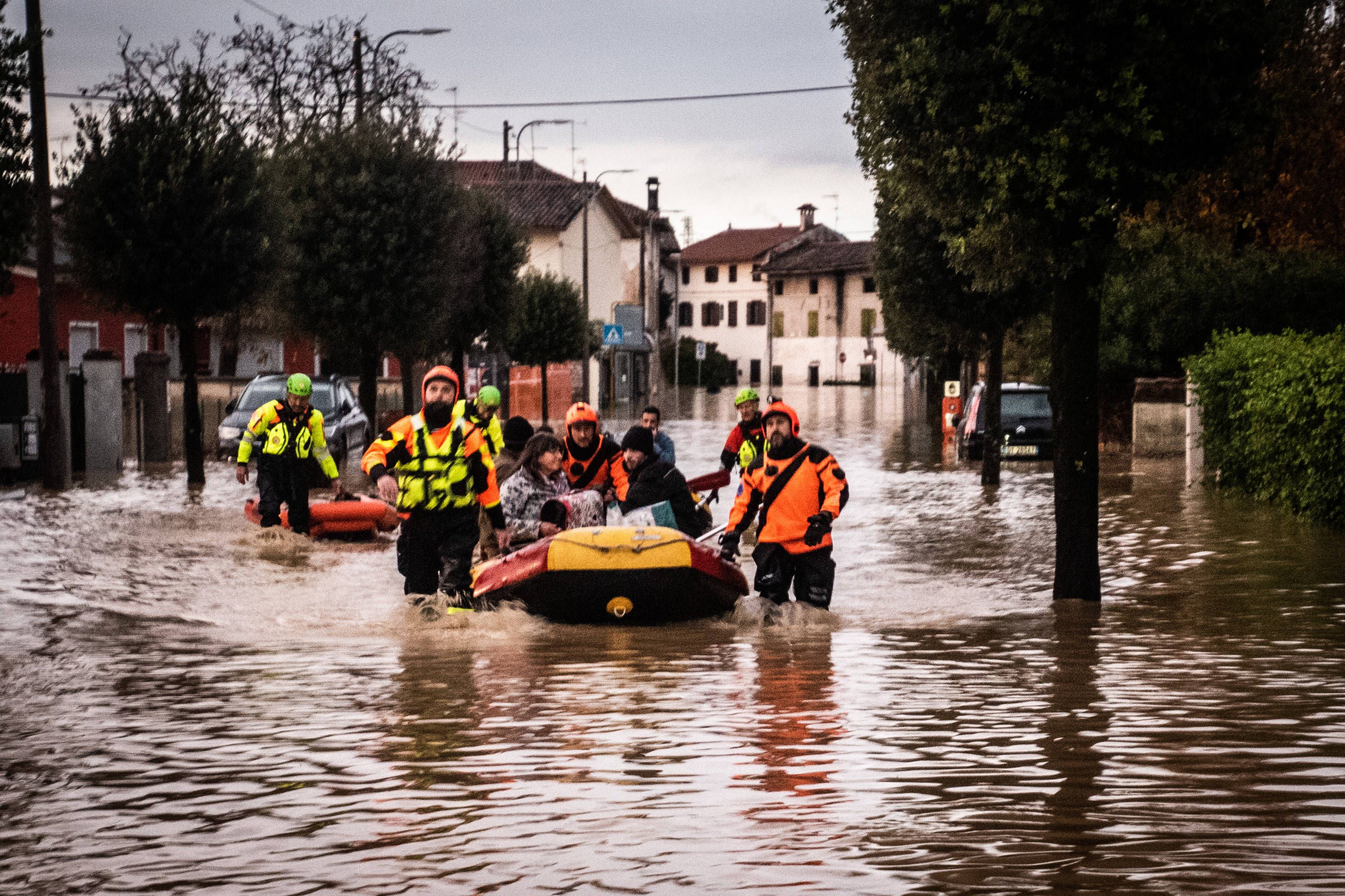 Seit Sonntagabend kämpft Norditalien mit heftigen Unwettern. Zwei Menschen wurden tot geborgen.
