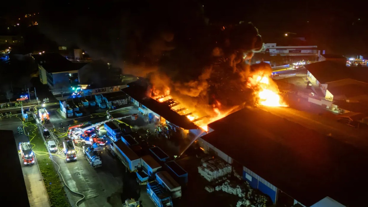 Heute.at - Riesige Rauchsäule! Gebäude geht in Flammen auf
