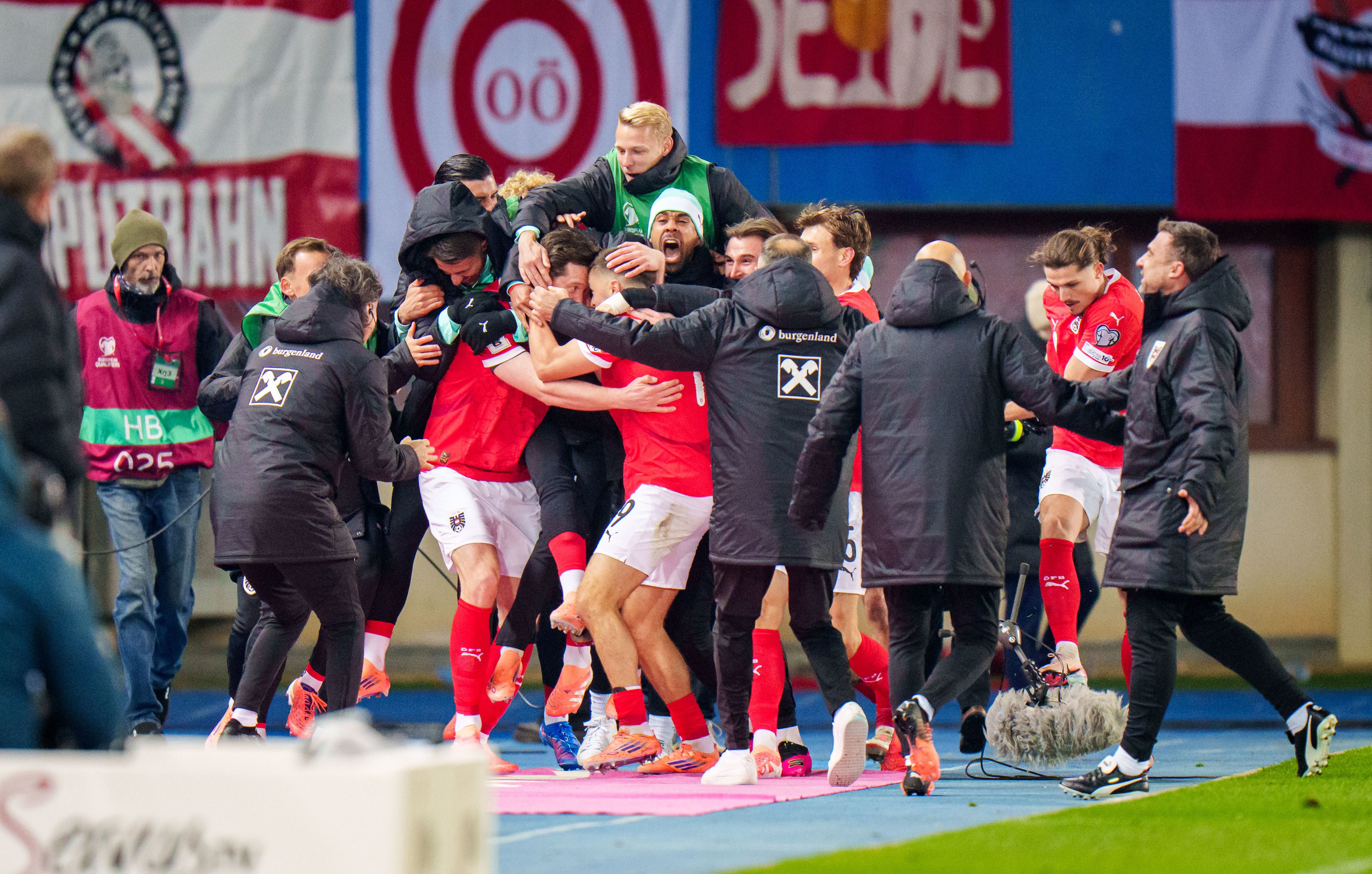 Die ÖFB-Stars fallen Michael Gregoritsch nach dem erlösenden Ausgleich um den Hals.