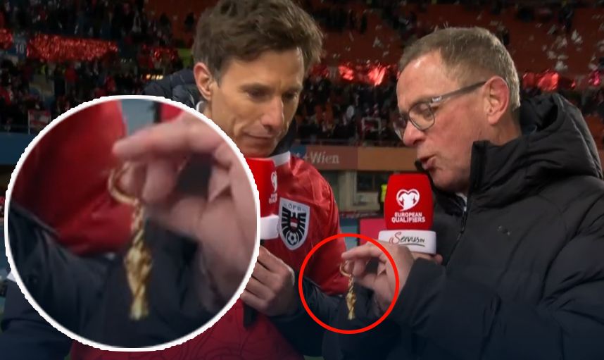 Ralf Rangnick zeigt den Glücksbringer, den alle Spieler bekommen haben.