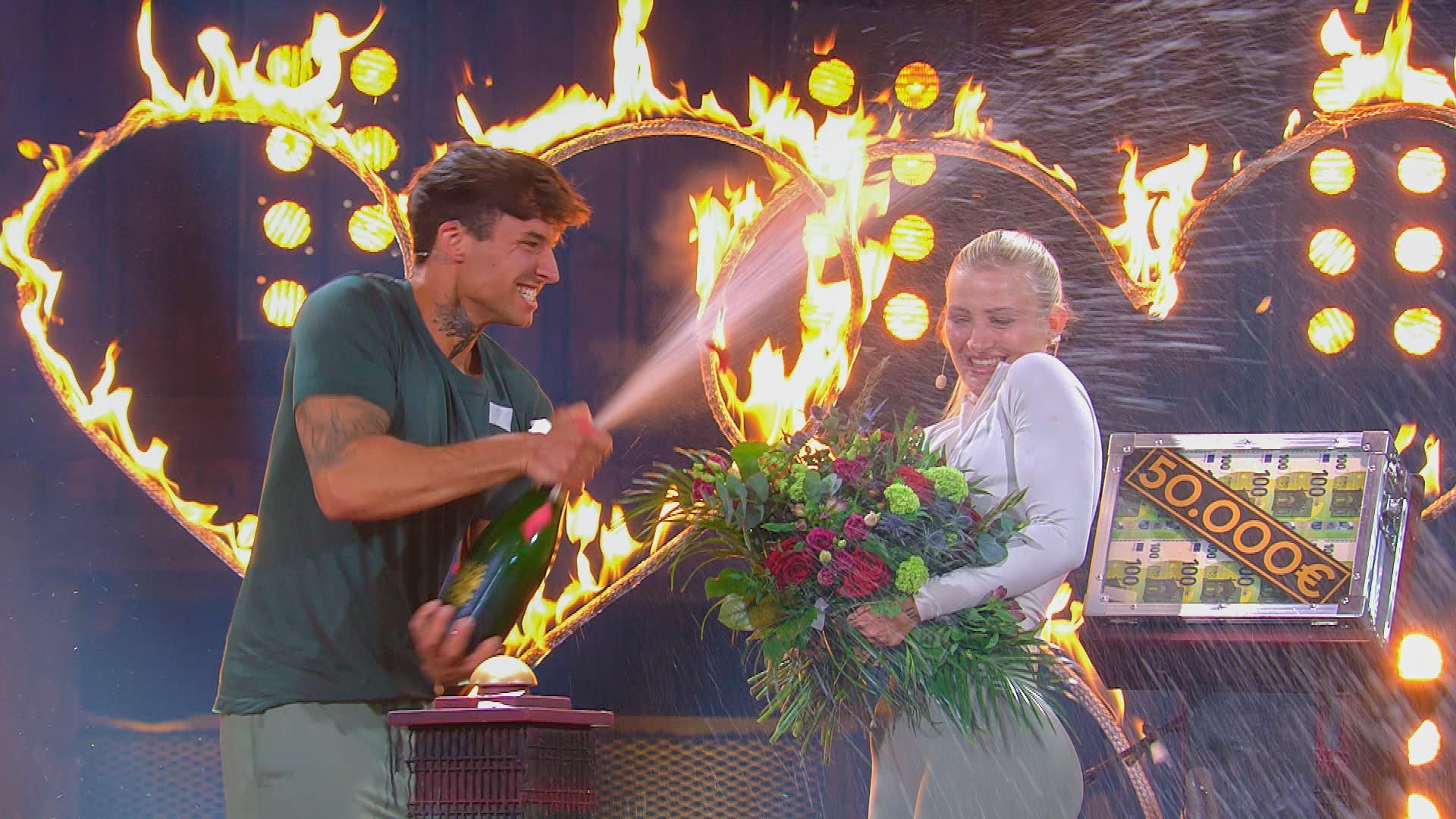 Hier war die Freude noch groß: Edda und Micha gewannen das Sommerhaus 2025.