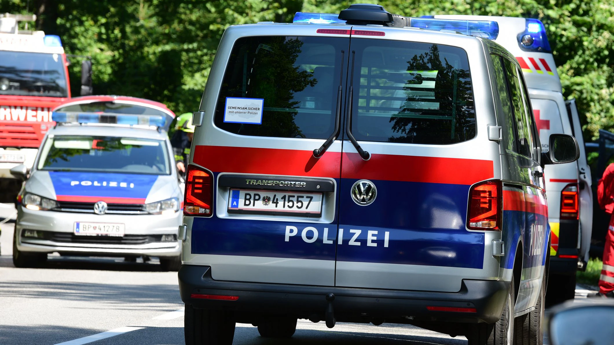 Die Ermittlungen der Polizei laufen nach den Leichenfunden auf Hochtouren.