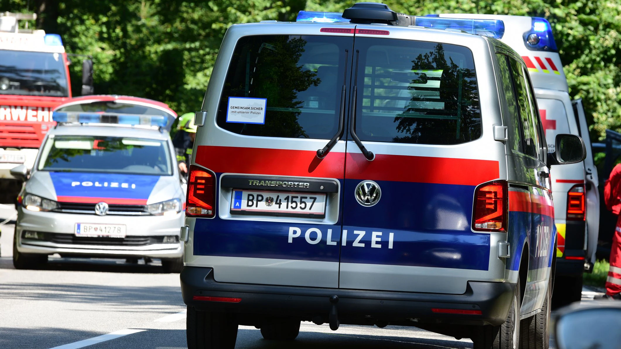 Die Ermittlungen der Polizei laufen nach den Leichenfunden auf Hochtouren.