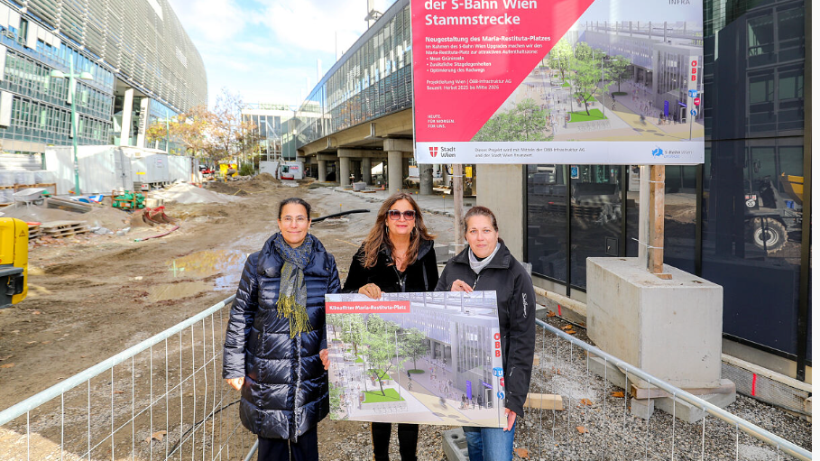 v.l.n.r. ÖBB Infrastruktur Vorständin Judith Engel, Planungs- und Mobilitätsstadträtin Ulli Sima und Bezirksvorsteherin Brigittenau Christine Dubravac-Widholm vor der Baustelle.