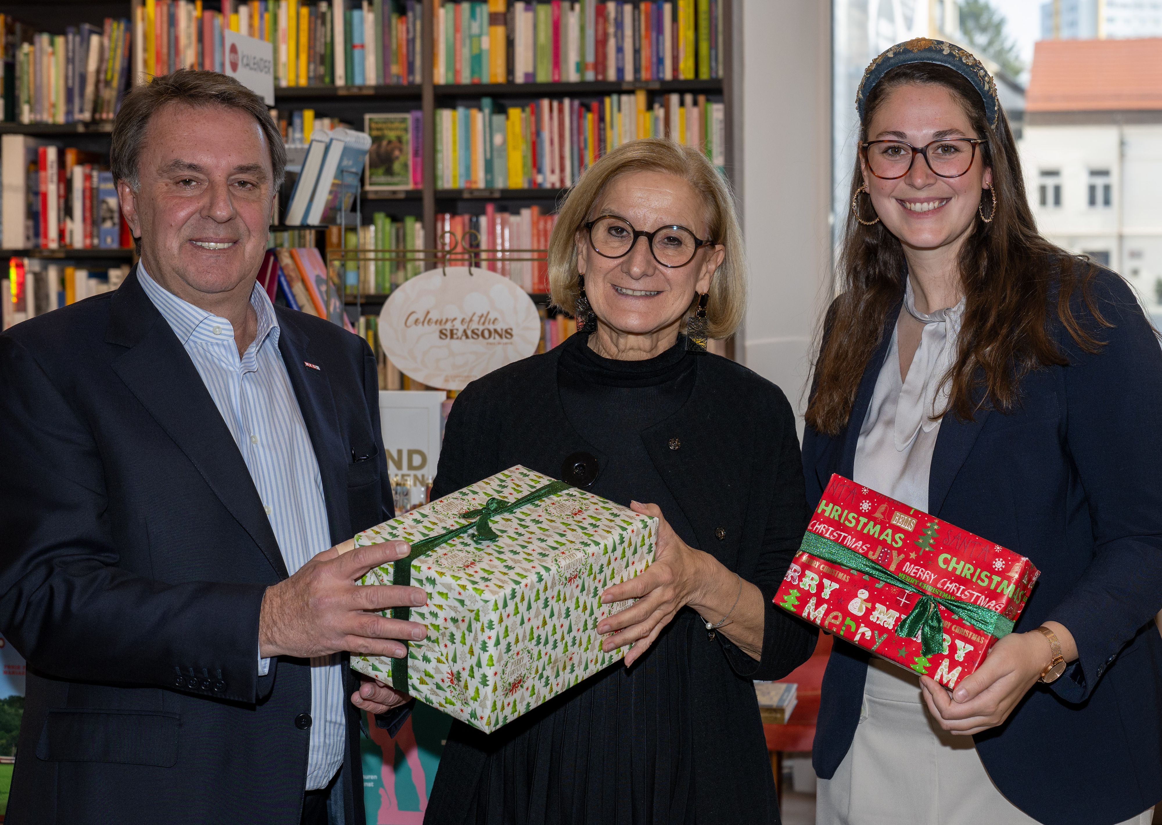 Pressekonferenz zum Weihnachtshandel in der Buchhandlung Kral in St. Pölten: (v.l.) WKNÖ-Präsident Wolfgang Ecker, Landeshauptfrau Johanna Mikl-Leitner und Kral-Geschäftsführerin Elisabeth Ivancich.