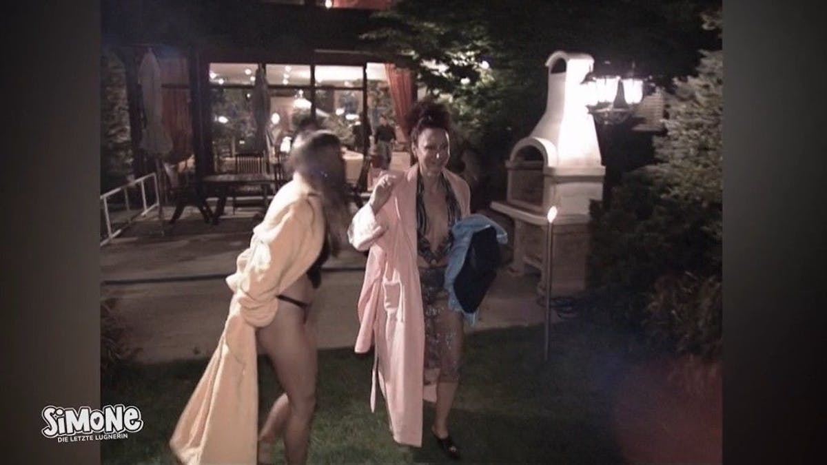 In Simone Lugners ATV-Serie wurde plötzlich eine Whirlpool-Szene mit einer freizügigen Christina "Mausi" Lugner, Jürgen Drews und dessen Frau Ramona gezeigt.