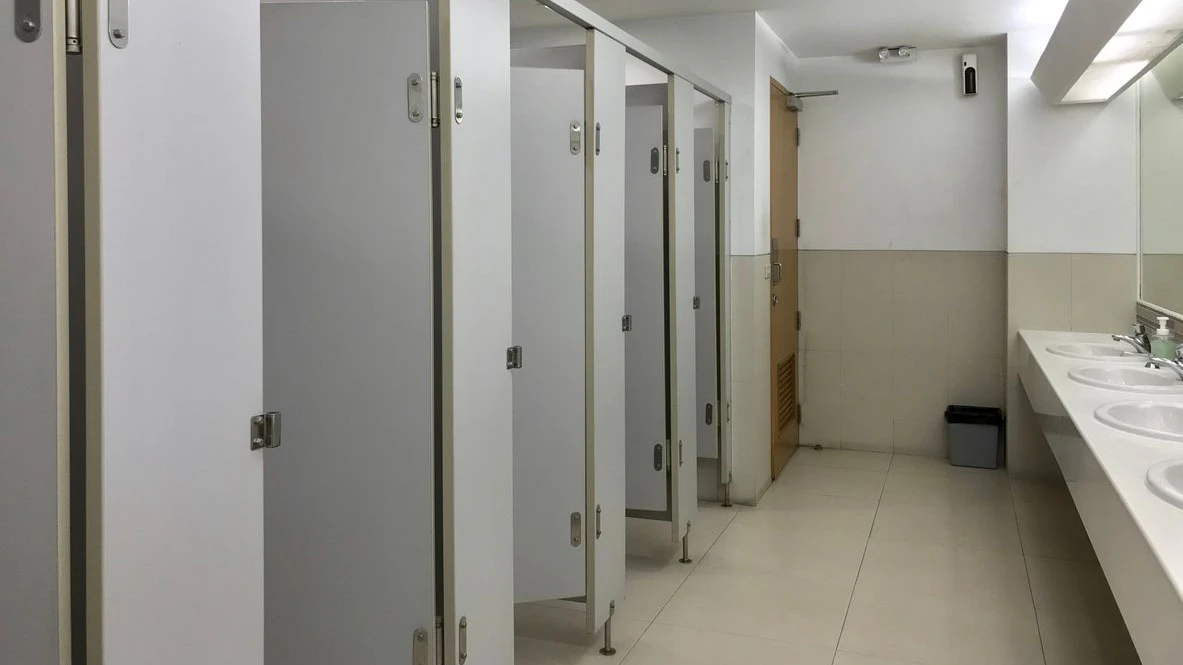 Eine Hausmeisterin hatte im dritten Stock eines Bürogebäudes Schreie gehört und war den Geräuschen in die Toiletten gefolgt. Symbolbild.