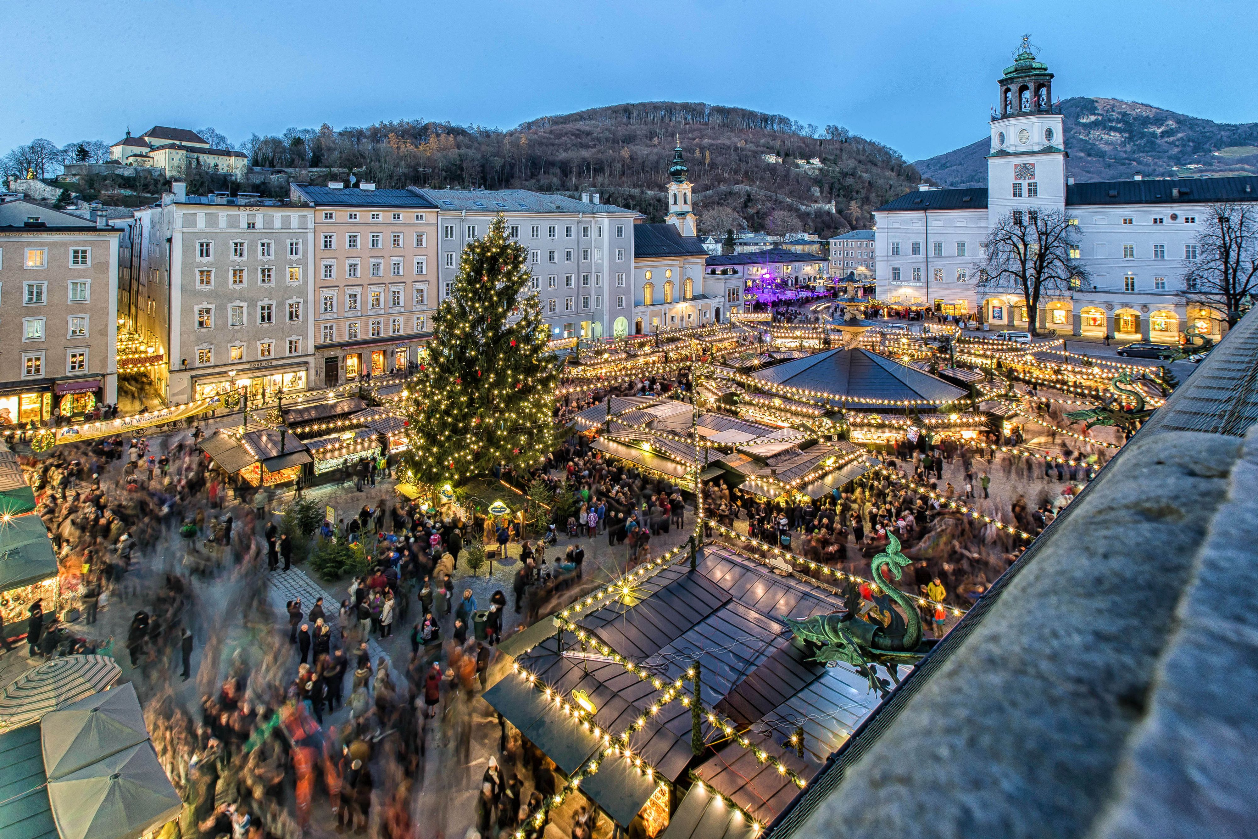 Christkindlmarkt in Salzburg Salzburger Christkindlmarkt Im Bild Touristen, Besucher, Beleuchtung, Stimmung, Adventmarkt Franz Neumayr   7.12.2015